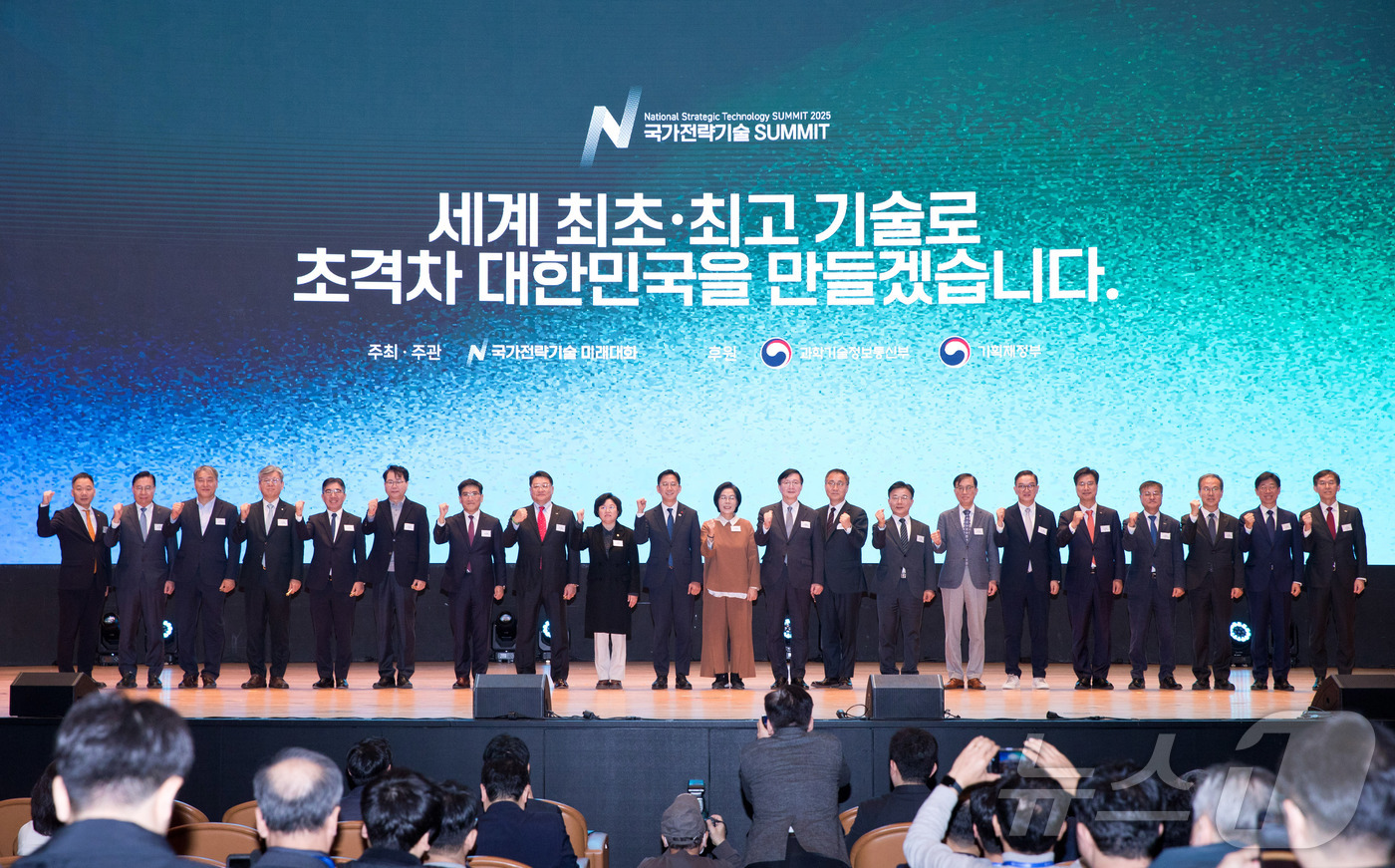 (서울=뉴스1) = 배경훈 부총리 겸 과학기술정보통신부 장관이 18일 오전 서울 강남구 코엑스에서 열린 '국가전략기술 서밋' 에서 구자균 한국산업기술진흥협회장(왼쪽 여덟 번째), …