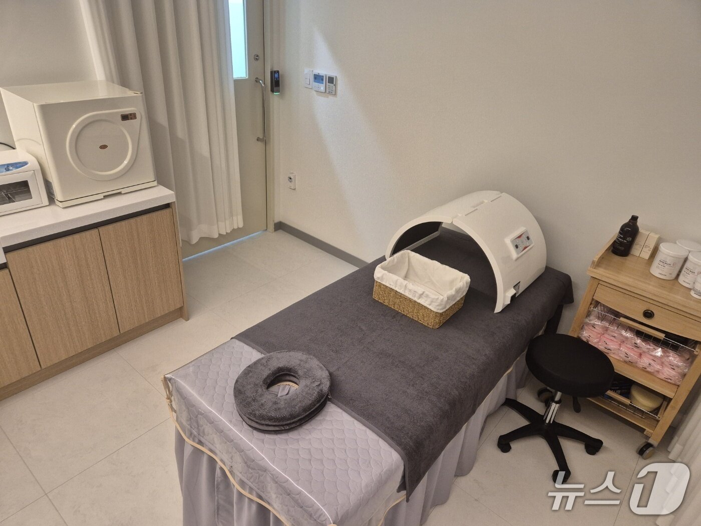 본문 이미지 - 18일 개장식을 갖고 내년 1월 1일 본격 운영에 들어가는 강원 영동 북부권 최초 공공산후조리 시설인 속초공공산후조리원 피부 관리실. 2025.12.18/뉴스1 윤왕근 기자