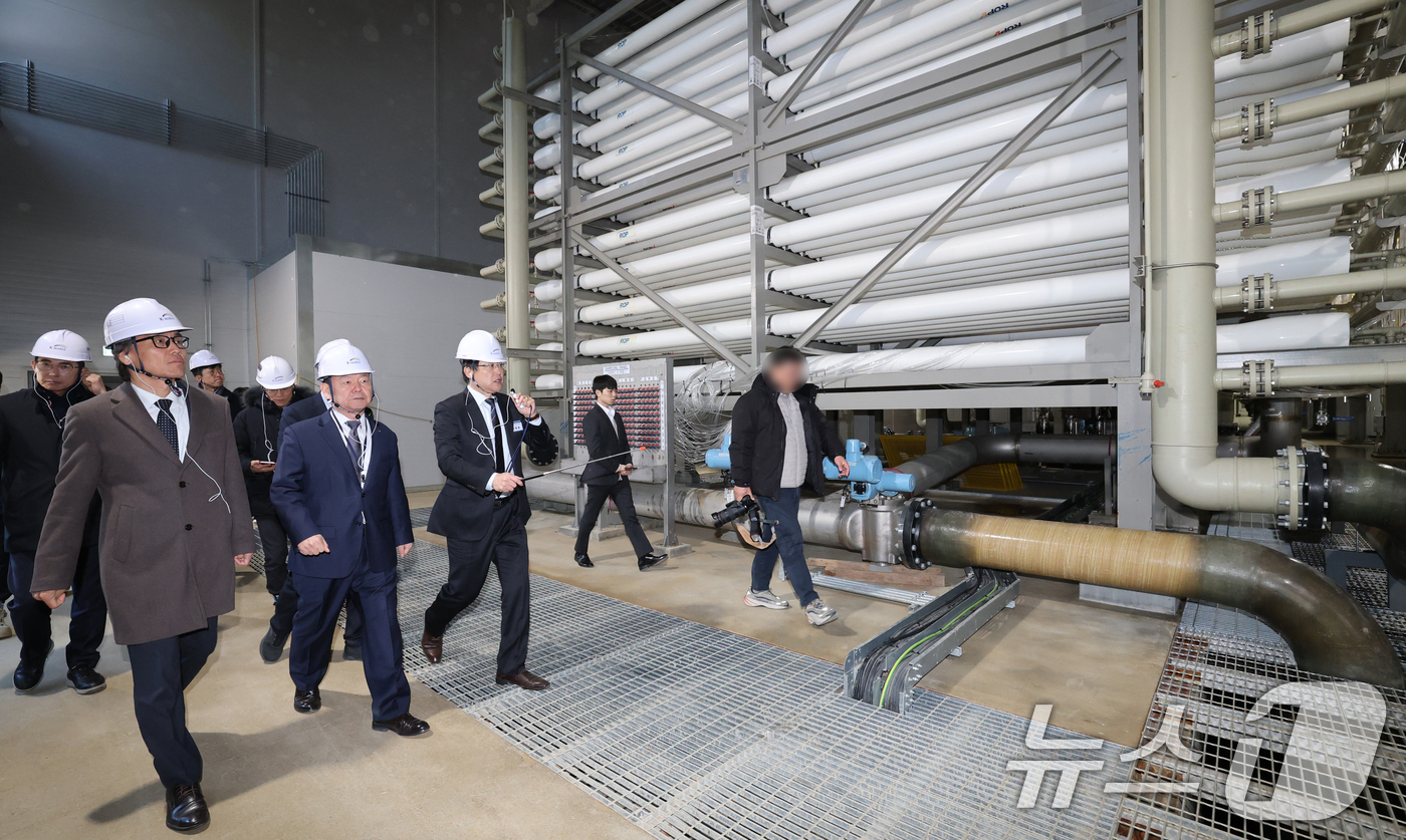 (서산=뉴스1) 김기태 기자 = 윤석대 한국수자원공사 사장이 금한승 기후에너지환경부 1차관, 이완섭 서산시장과 18일 충남 서산 대산해담 플랜트부지에서 열린 대산임해산업지역 해수담 …