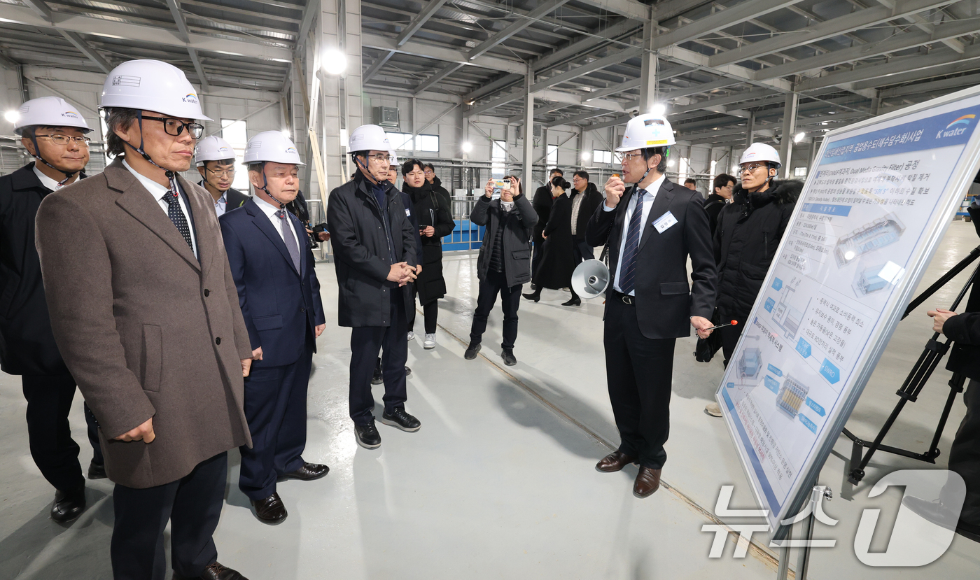 (서산=뉴스1) 김기태 기자 = 윤석대 한국수자원공사 사장이 금한승 기후에너지환경부 1차관, 이완섭 서산시장과 18일 충남 서산 대산해담 플랜트부지에서 열린 대산임해산업지역 해수담 …