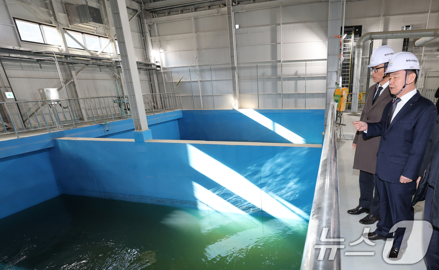 (서산=뉴스1) 김기태 기자 = 윤석대 한국수자원공사 사장이 금한승 기후에너지환경부 1차관, 이완섭 서산시장과 18일 충남 서산 대산해담 플랜트부지에서 열린 대산임해산업지역 해수담 …