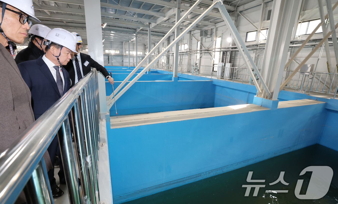 (서산=뉴스1) 김기태 기자 = 윤석대 한국수자원공사 사장이 금한승 기후에너지환경부 1차관, 이완섭 서산시장과 18일 충남 서산 대산해담 플랜트부지에서 열린 대산임해산업지역 해수담 …