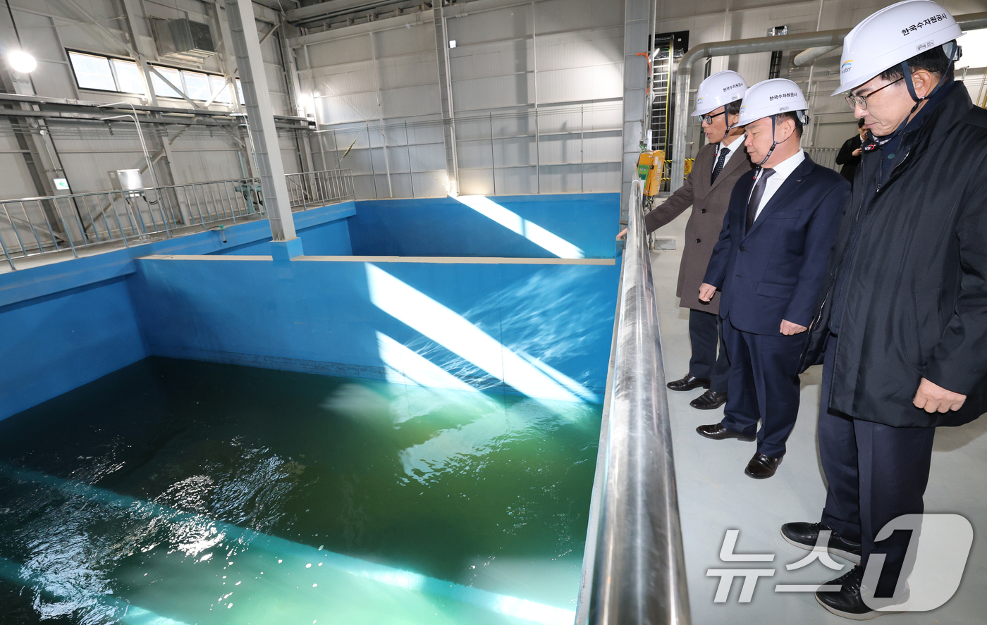 (서산=뉴스1) 김기태 기자 = 윤석대 한국수자원공사 사장이 금한승 기후에너지환경부 1차관, 이완섭 서산시장과 18일 충남 서산 대산해담 플랜트부지에서 열린 대산임해산업지역 해수담 …