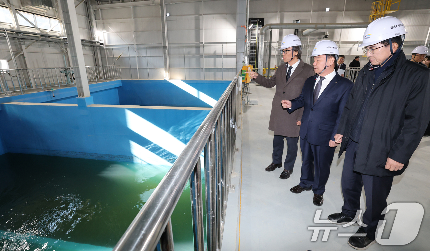 (서산=뉴스1) 김기태 기자 = 윤석대 한국수자원공사 사장이 금한승 기후에너지환경부 1차관, 이완섭 서산시장과 18일 충남 서산 대산해담 플랜트부지에서 열린 대산임해산업지역 해수담 …