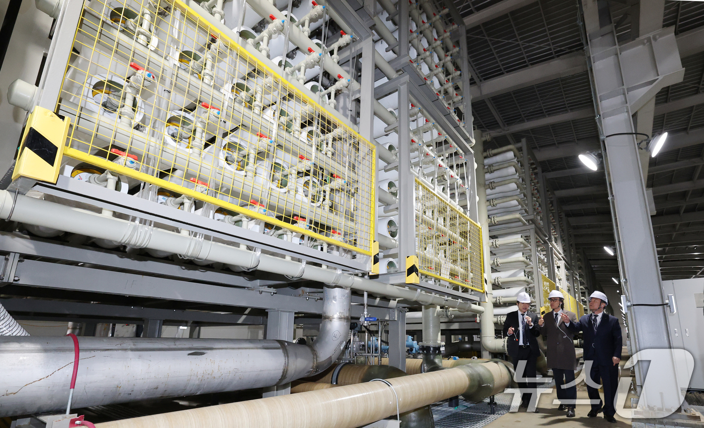 (서산=뉴스1) 김기태 기자 = 윤석대 한국수자원공사 사장이 금한승 기후에너지환경부 1차관과 18일 충남 서산 대산해담 플랜트부지에서 열린 대산임해산업지역 해수담수화사업 준공식을 …