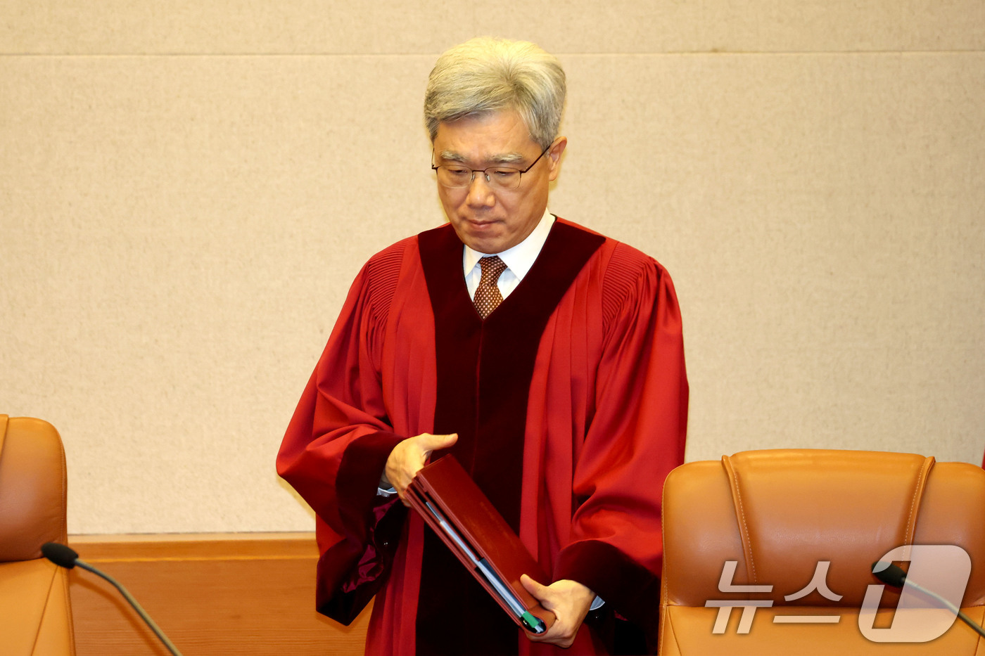 (서울=뉴스1) 이광호 기자 = 김상환 헌법재판소장이 18일 오후 서울 종로구 헌법재판소에서 열린 조지호 경찰청장 탄핵심판 사건 선고를 위해 대심판정으로 들어서고 있다.이날 헌재는 …