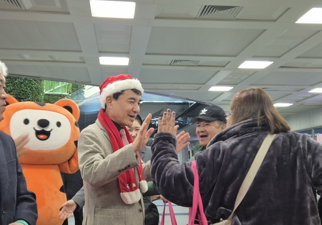 "겨울왕국 왔어요"…필리핀 관광객으로 붐빈 양양공항 입국장
