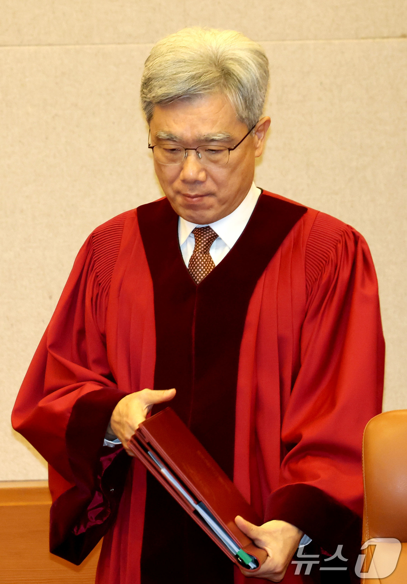 (서울=뉴스1) 이광호 기자 = 김상환 헌법재판소장이 18일 오후 서울 종로구 헌법재판소에서 열린 조지호 경찰청장 탄핵심판 사건 선고를 위해 대심판정으로 들어서고 있다.이날 헌재는 …