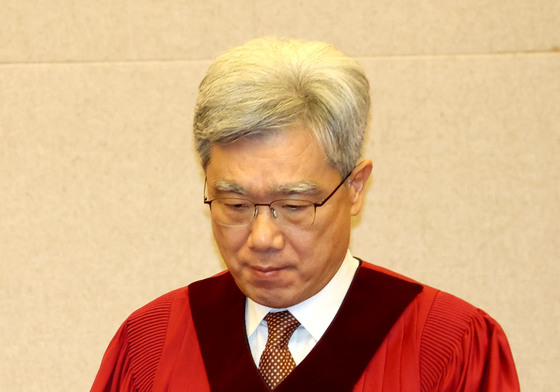 대심판정 들어서는 김상환 헌재소장