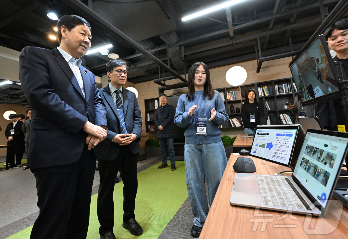 (서울=뉴스1) = 구윤철 부총리 겸 기획재정부 장관이 18일 서울 광진구 세종대학교 인공지능융합대학을 방문, 학생들의 실습현장과 연구과정을 참관하며 설명을 듣고 있다. (기획재정 …