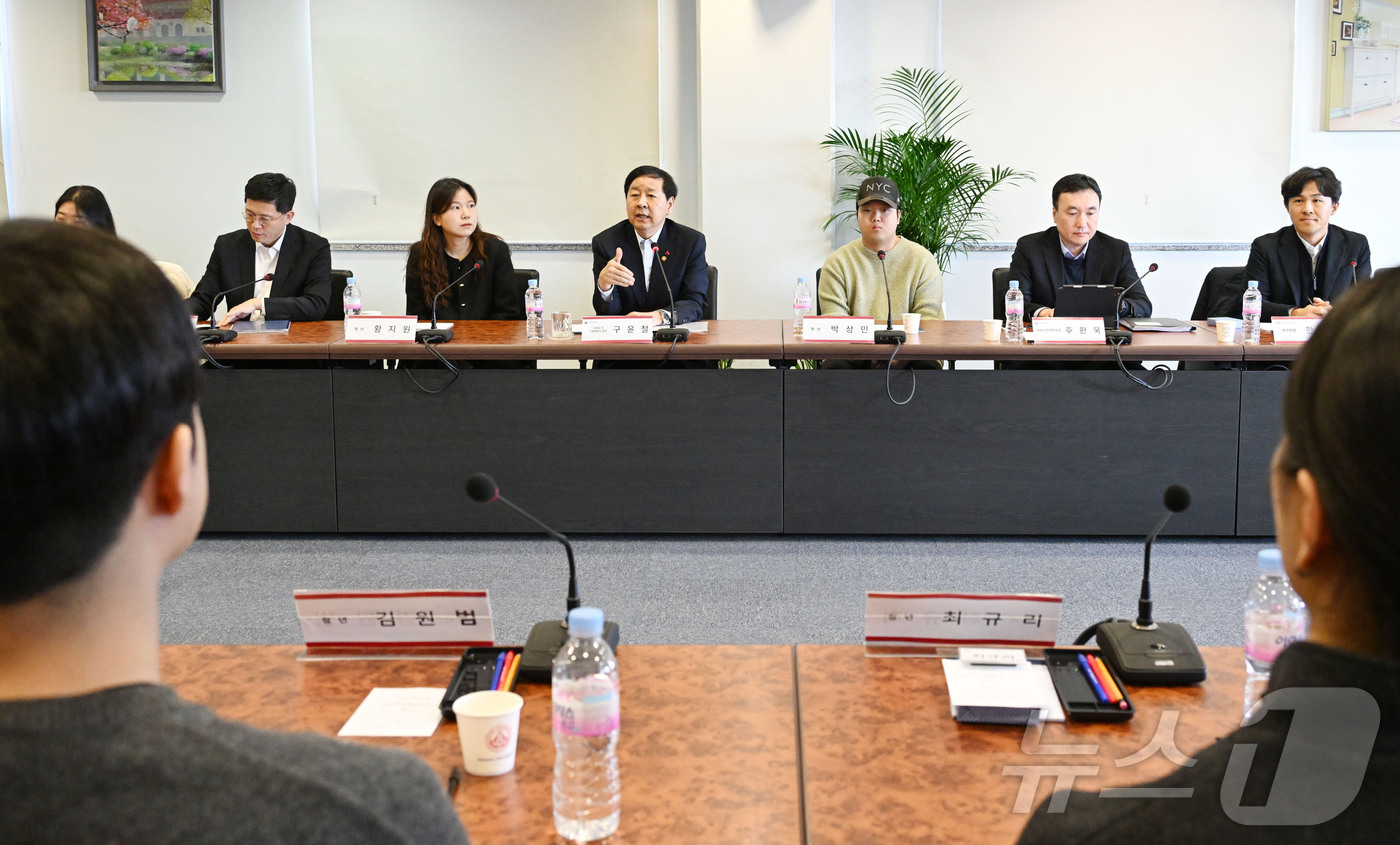 (서울=뉴스1) = 구윤철 부총리 겸 기획재정부 장관이 18일 서울 광진구 세종대학교에서 열린 '취업준비 청년 및 관계 전문가들과의 현장간담회'에서 모두발언을 하고 있다. (기획재 …