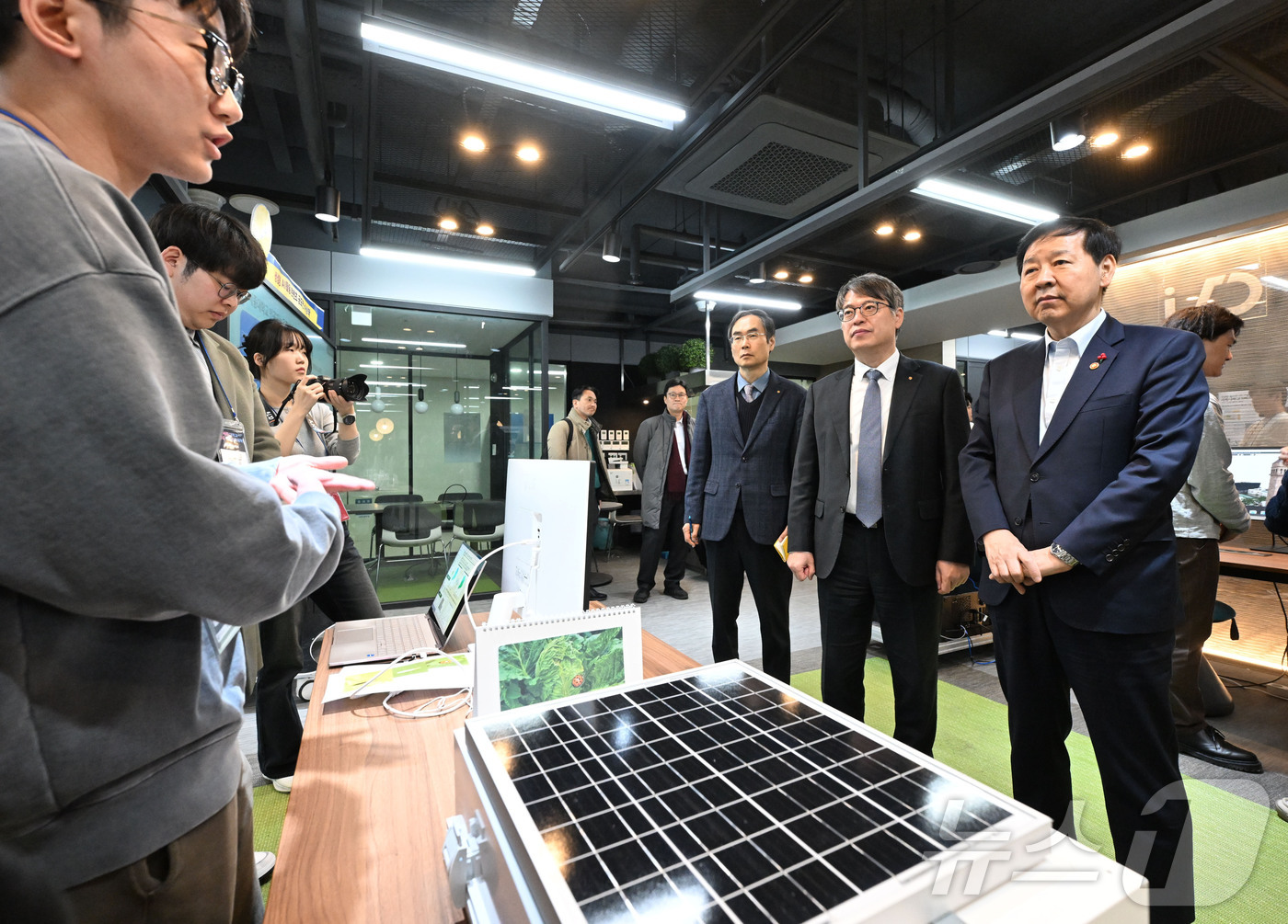 (서울=뉴스1) = 구윤철 부총리 겸 기획재정부 장관이 18일 서울 광진구 세종대학교 인공지능융합대학을 방문, 학생들의 실습현장과 연구과정을 참관하며 설명을 듣고 있다. (기획재정 …