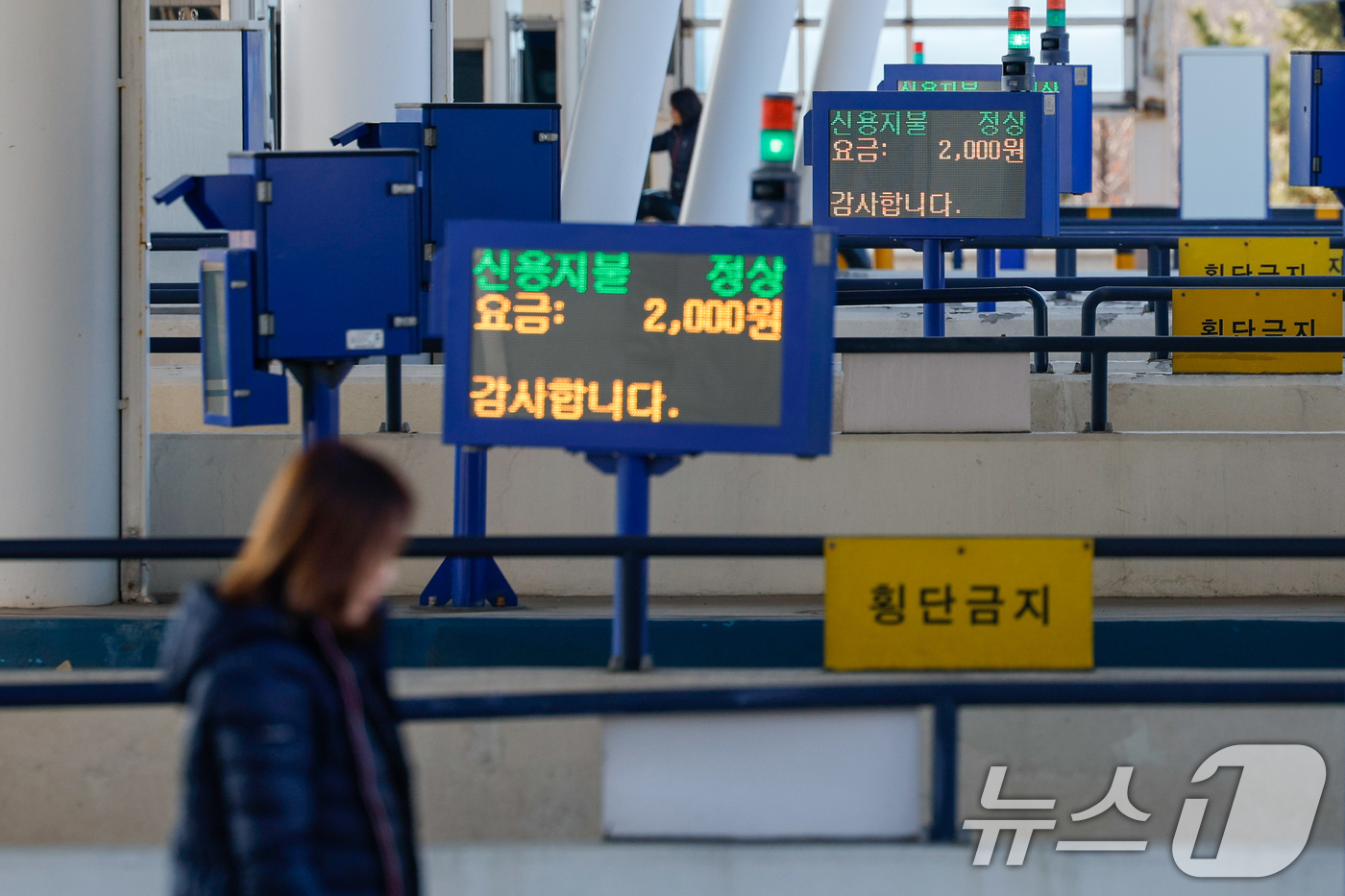 (인천=뉴스1) 안은나 기자 = 18일 인천대교 톨게이트 전광판에 인하된 요금으로 지불료가 나오고 있다.국토교통부와 인천대교 주식회사의 협약 체결에 따라 이날 0시부터 인천대교 편 …