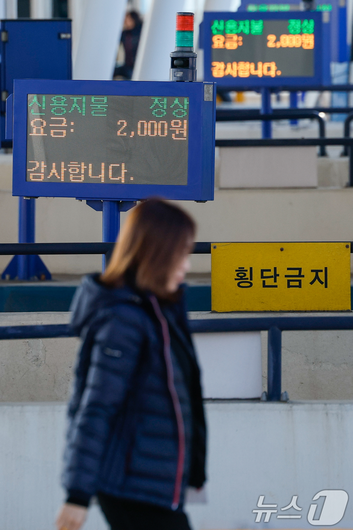(인천=뉴스1) 안은나 기자 = 18일 인천대교 톨게이트 전광판에 인하된 요금으로 지불료가 나오고 있다.국토교통부와 인천대교 주식회사의 협약 체결에 따라 이날 0시부터 인천대교 편 …
