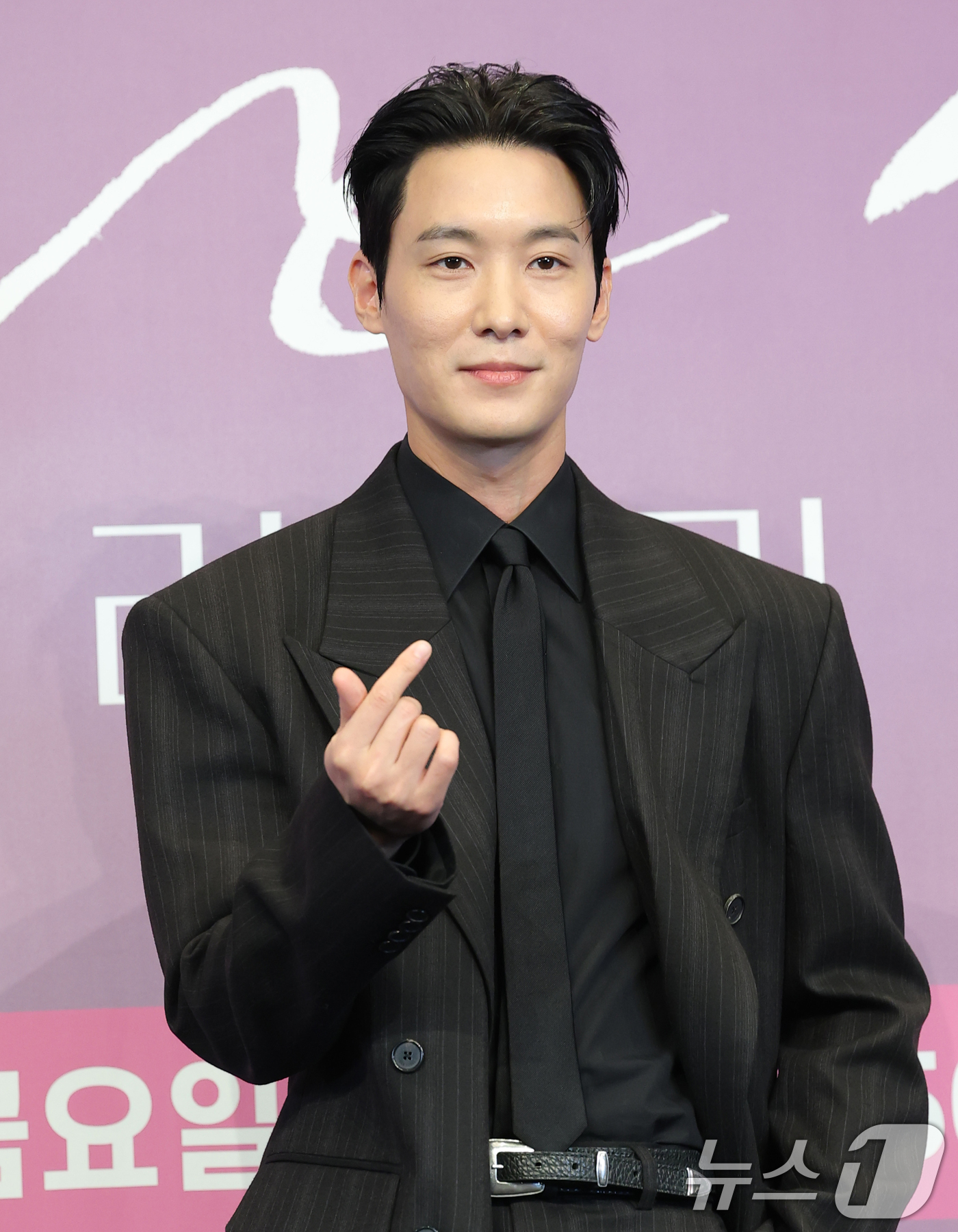 (서울=뉴스1) 권현진 기자 = 배우 장률이 18일 서울 구로구 더 링크 서울 트리뷰트 포트폴리오 호텔에서 열린 JTBC 새 금요시리즈 ‘러브 미’ 제작발표회에 참석해 포즈를 취하 …