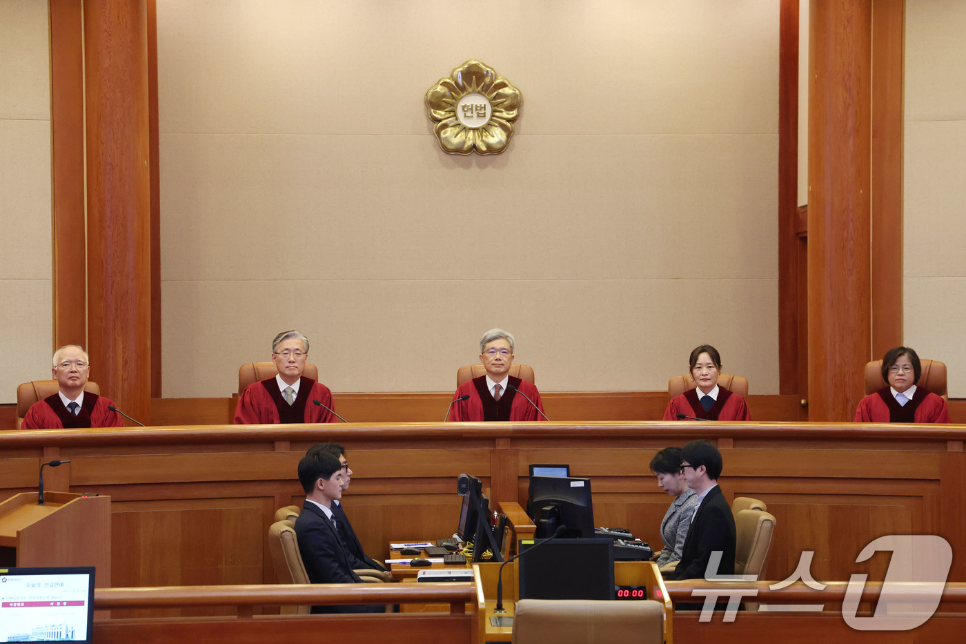 (서울=뉴스1) 이광호 기자 = 김상환 헌법재판소장과 재판관들이 18일 오후 서울 종로구 헌법재판소에서 열린 조지호 경찰청장 탄핵심판 사건 선고를 위해 대심판정에 자리하고 있다. …