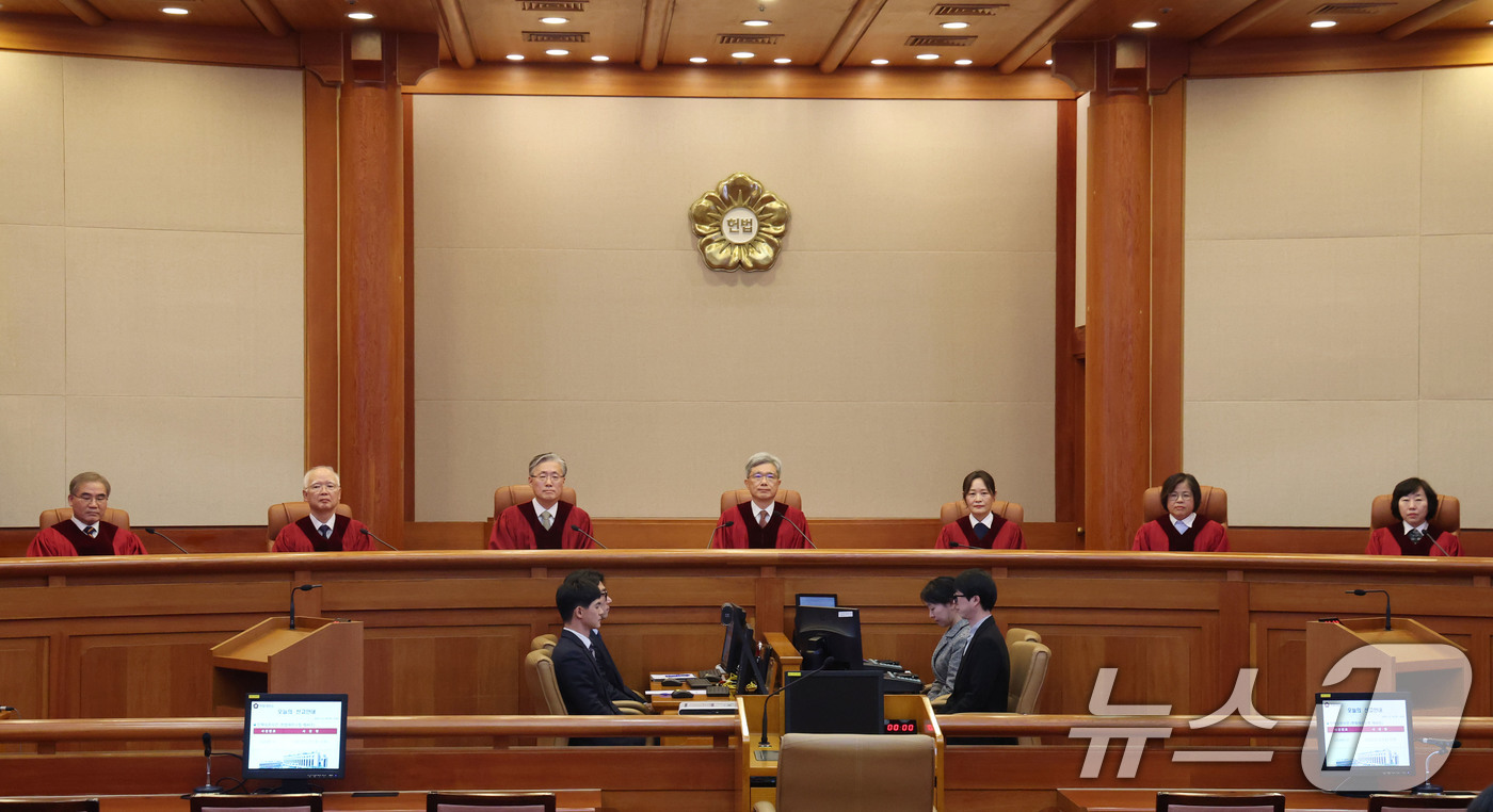 (서울=뉴스1) 이광호 기자 = 김상환 헌법재판소장과 재판관들이 18일 오후 서울 종로구 헌법재판소에서 열린 조지호 경찰청장 탄핵심판 사건 선고를 위해 대심판정에 자리하고 있다. …