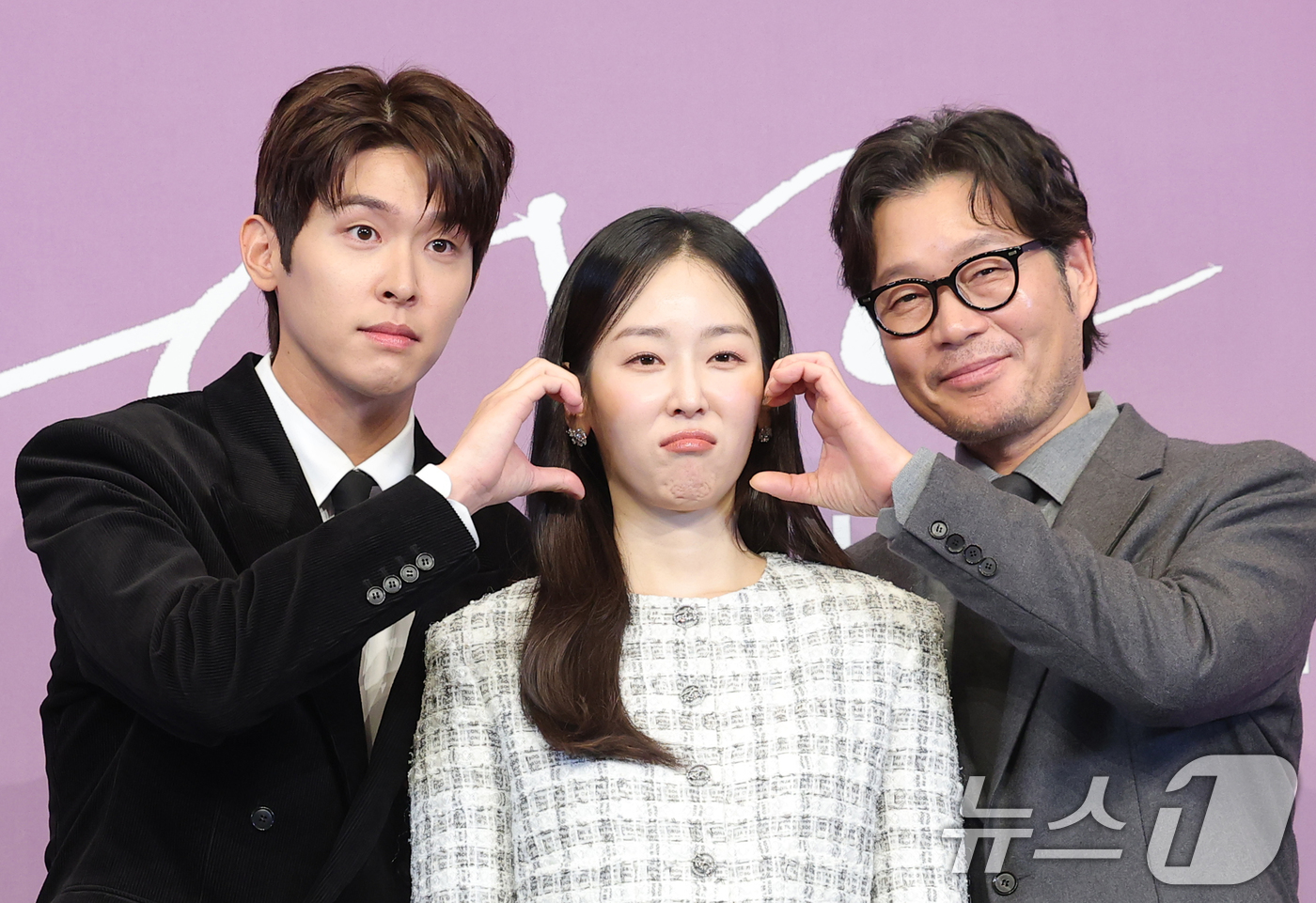 (서울=뉴스1) 권현진 기자 = 배우 이시우(왼쪽부터)와 서현진, 유재명이 18일 서울 구로구 더 링크 서울 트리뷰트 포트폴리오 호텔에서 열린 JTBC 새 금요시리즈 ‘러브 미’ …