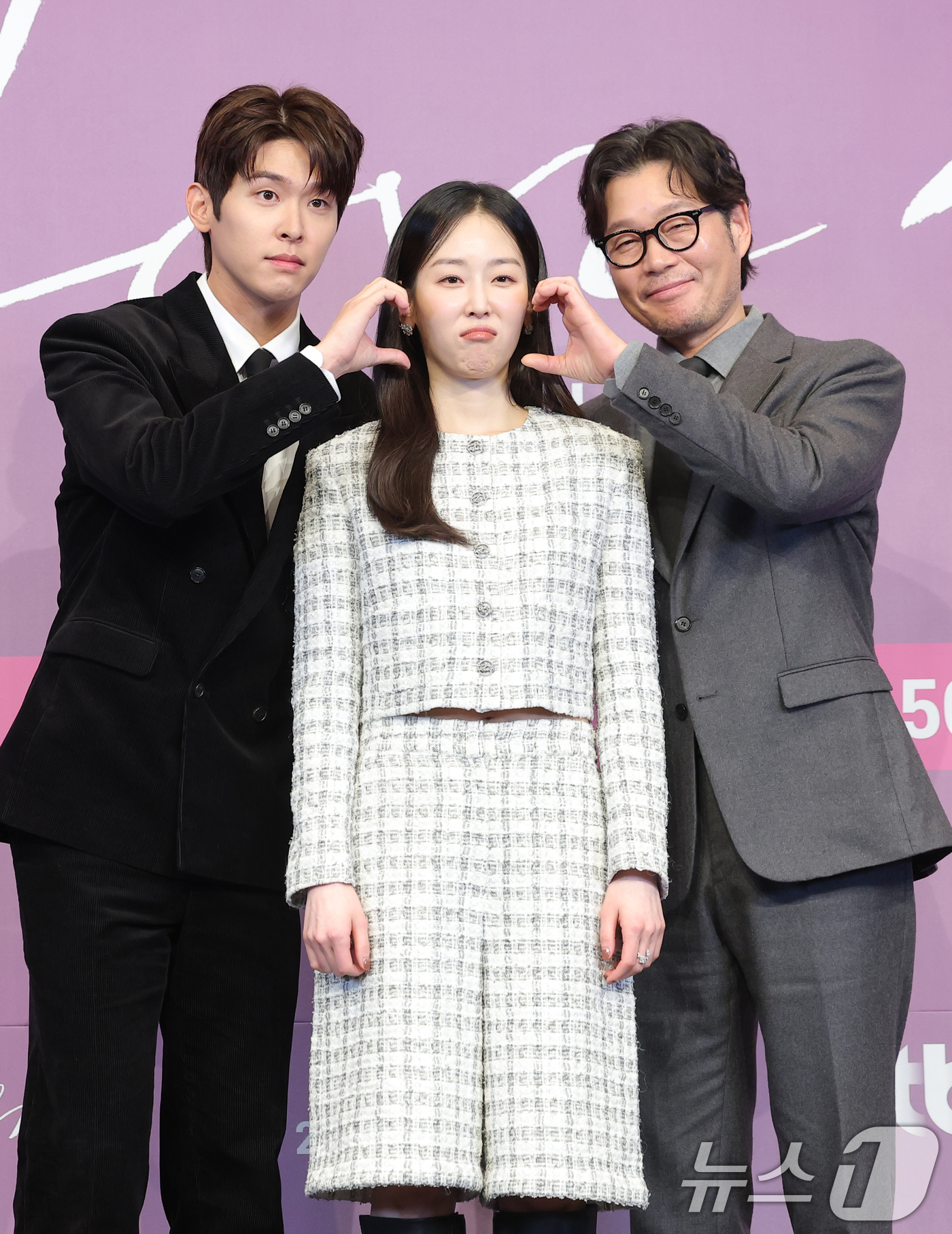 (서울=뉴스1) 권현진 기자 = 배우 이시우(왼쪽부터)와 서현진, 유재명이 18일 서울 구로구 더 링크 서울 트리뷰트 포트폴리오 호텔에서 열린 JTBC 새 금요시리즈 ‘러브 미’ …