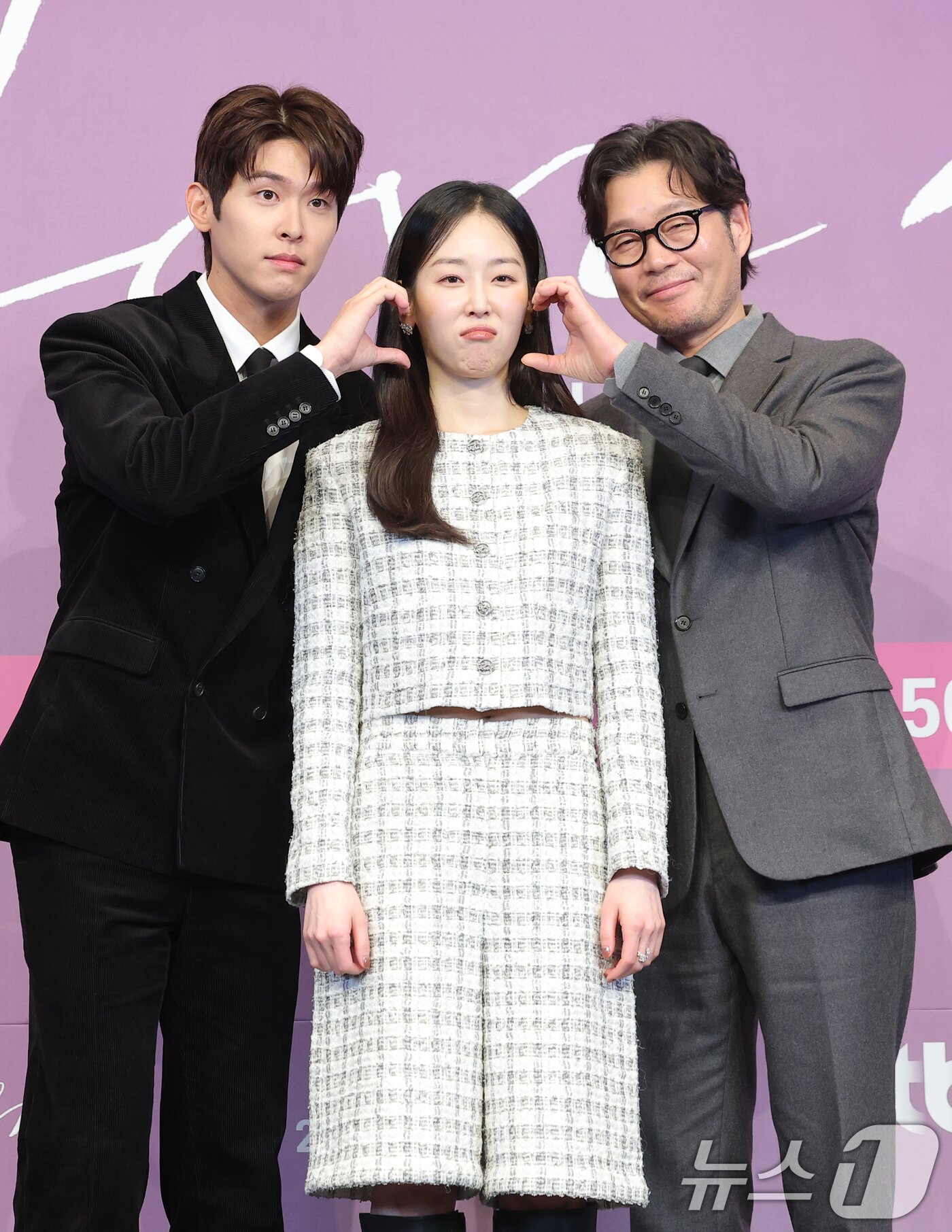 본문 이미지 - 배우 이시우(왼쪽부터)와 서현진, 유재명이 18일 서울 구로구 더 링크 서울 트리뷰트 포트폴리오 호텔에서 열린 JTBC 새 금요시리즈 ‘러브 미’ 제작발표회에 참석해 포즈를 취하고 있다. ‘러브 미'(극본 박은영·박희권/연출 조영민)는 내 인생만 애틋했던, 조금은 이기적이라 어쩌면 더 평범한 가족이 각자의 사랑을 시작하며 성장하는 이야기를 그린 작품이다. 2025.12.18/뉴스1 ⓒ News1 권현진 기자