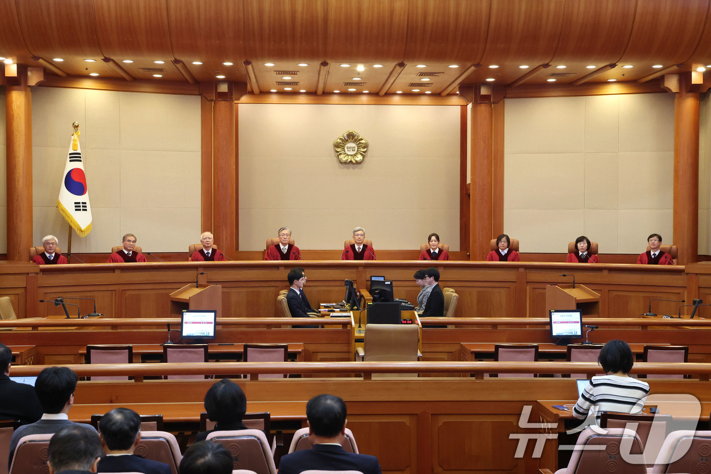 (서울=뉴스1) 이광호 기자 = 김상환 헌법재판소장과 재판관들이 18일 오후 서울 종로구 헌법재판소에서 열린 조지호 경찰청장 탄핵심판 사건 선고를 위해 대심판정에 자리하고 있다.이 …