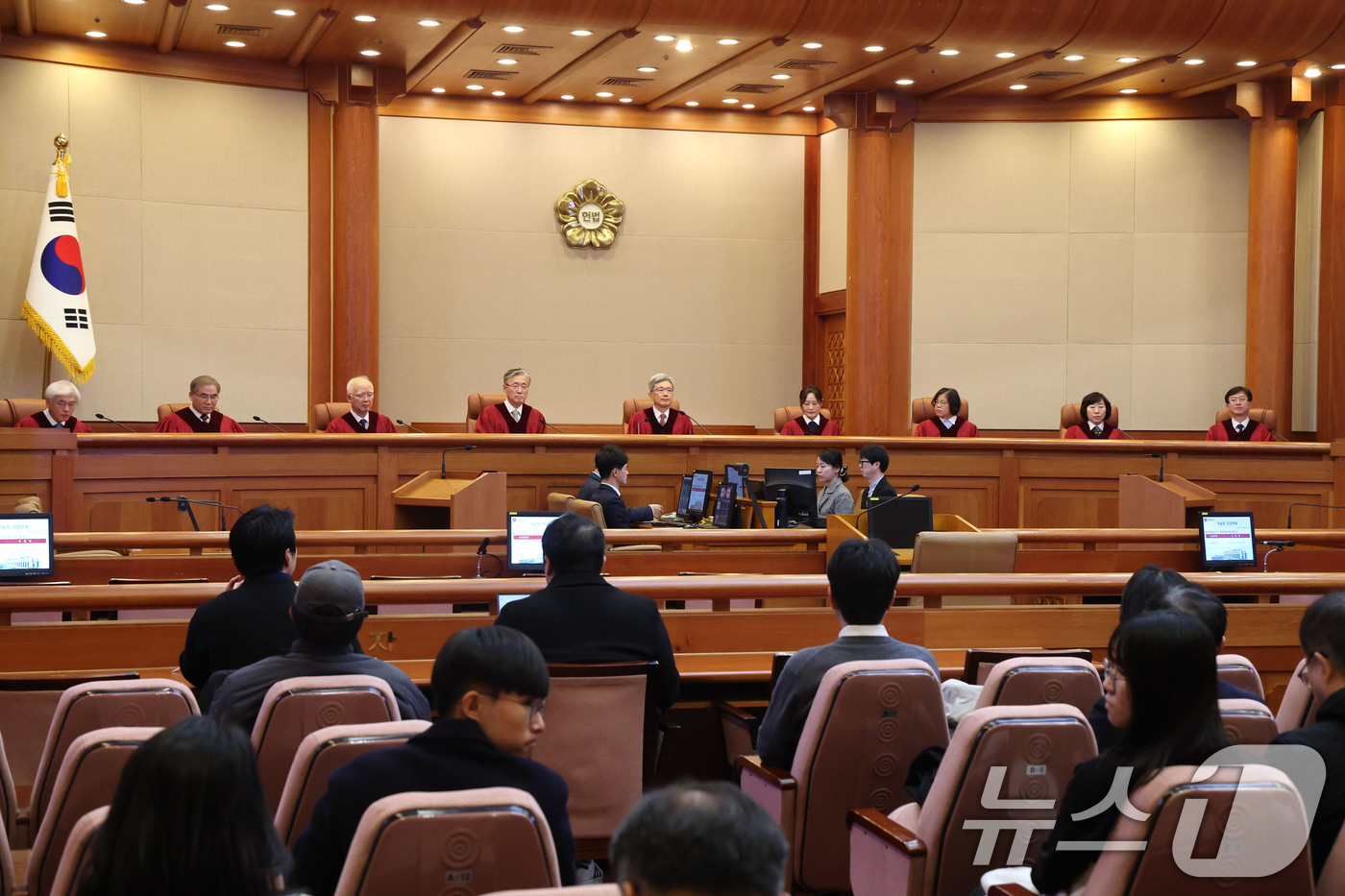 (서울=뉴스1) 이광호 기자 = 김상환 헌법재판소장과 재판관들이 18일 오후 서울 종로구 헌법재판소에서 열린 조지호 경찰청장 탄핵심판 사건 선고를 위해 대심판정에 자리하고 있다.이 …