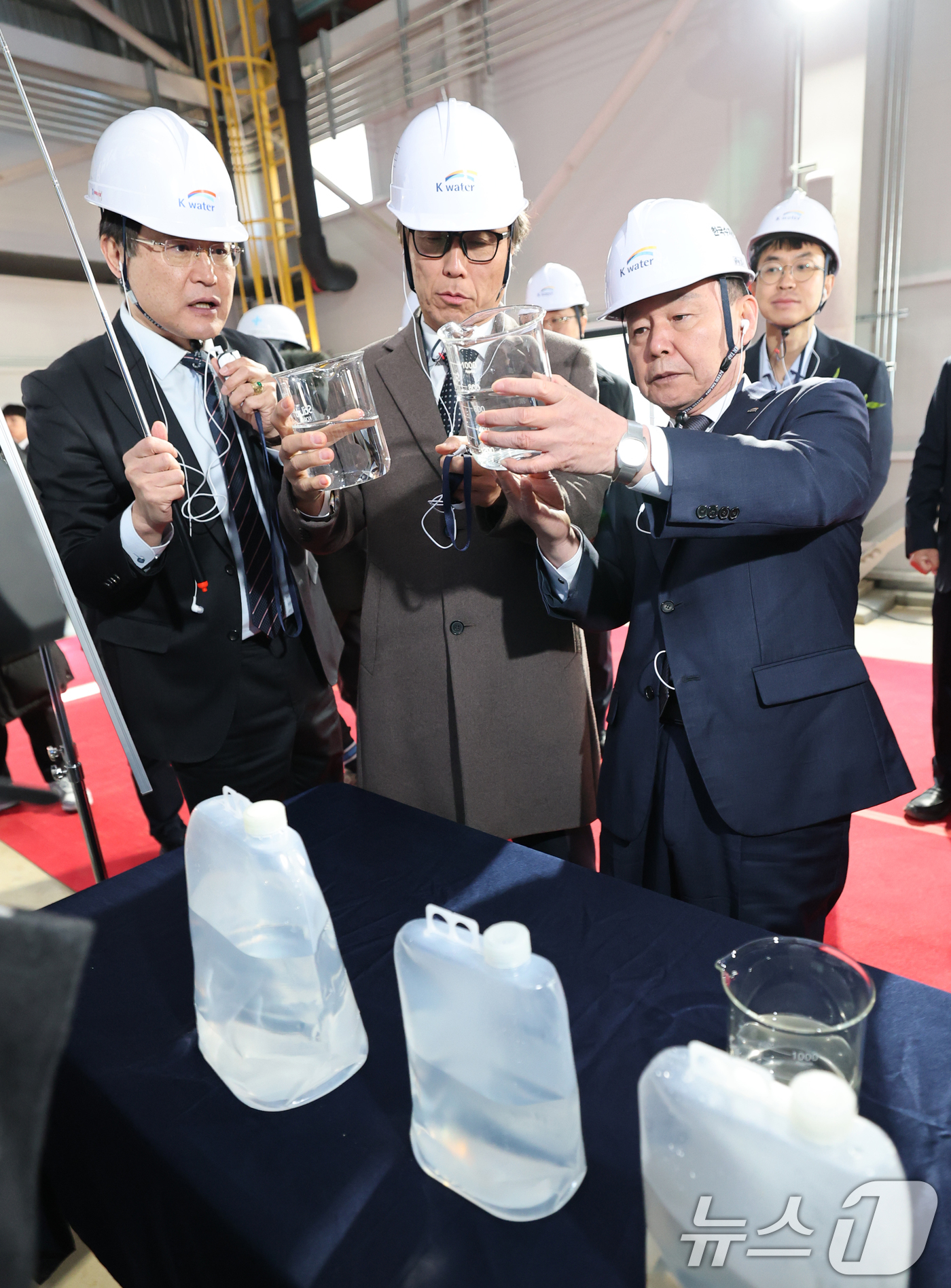 (서산=뉴스1) 김기태 기자 = 윤석대 한국수자원공사 사장이 금한승 기후에너지환경부 1차관과 18일 충남 서산 대산해담 플랜트부지에서 열린 대산임해산업지역 해수담수화사업 준공식을 …