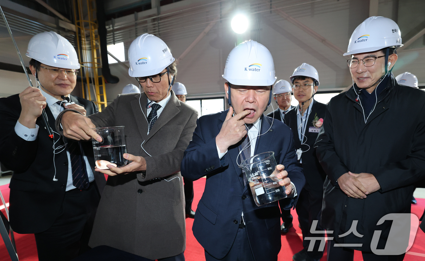 (서산=뉴스1) 김기태 기자 = 윤석대 한국수자원공사 사장이 금한승 기후에너지환경부 1차관, 이완섭 서산시장과 18일 충남 서산 대산해담 플랜트부지에서 열린 대산임해산업지역 해수담 …