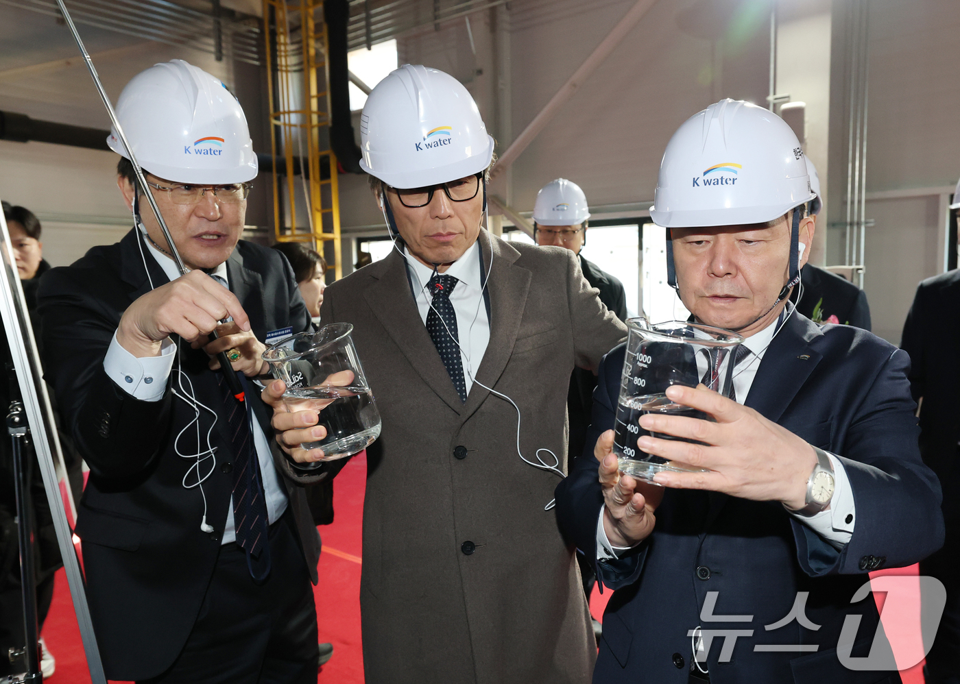 (서산=뉴스1) 김기태 기자 = 윤석대 한국수자원공사 사장이 금한승 기후에너지환경부 1차관, 이완섭 서산시장과 18일 충남 서산 대산해담 플랜트부지에서 열린 대산임해산업지역 해수담 …