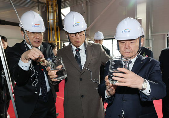 공정 완료 용수 살피는 윤석대 사장