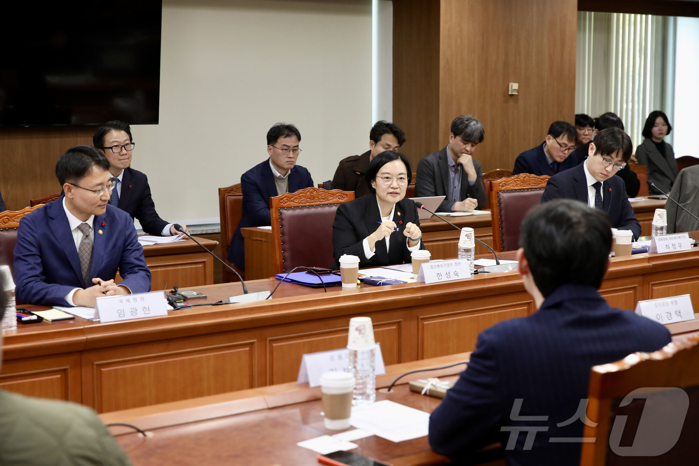 (서울=뉴스1) = 한성숙 중소벤처기업부 장관이 18일 서울 종로구 서울지방국세청에서 열린 'AI 중소·스타트업 성장 지원을 위한 MOU 체결식'에서 인사말을 하고 있다. (중소벤 …