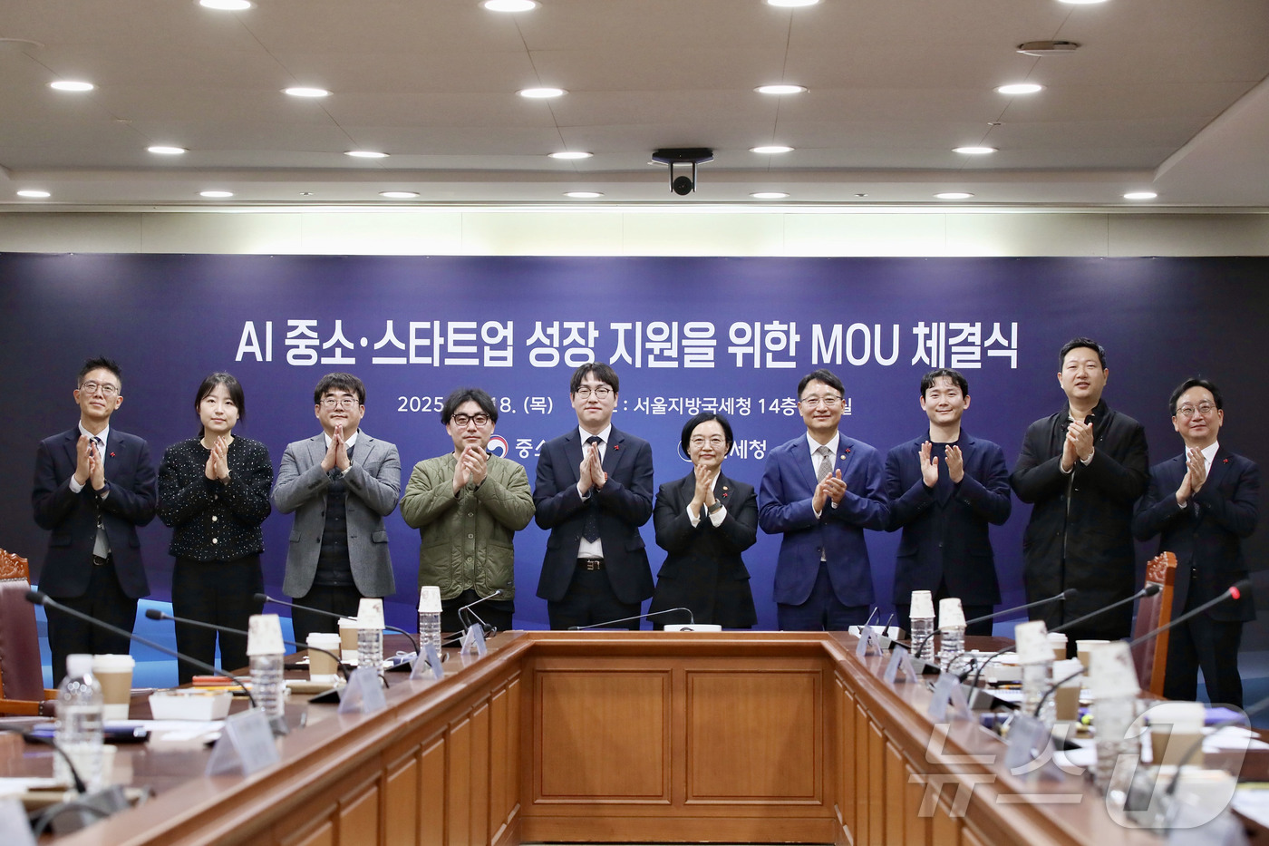 (서울=뉴스1) = 한성숙 중소벤처기업부 장관이 18일 서울 종로구 서울지방국세청에서 열린 'AI 중소·스타트업 성장 지원을 위한 MOU 체결식'에서 참석자들과 기념 촬영을 하고 …