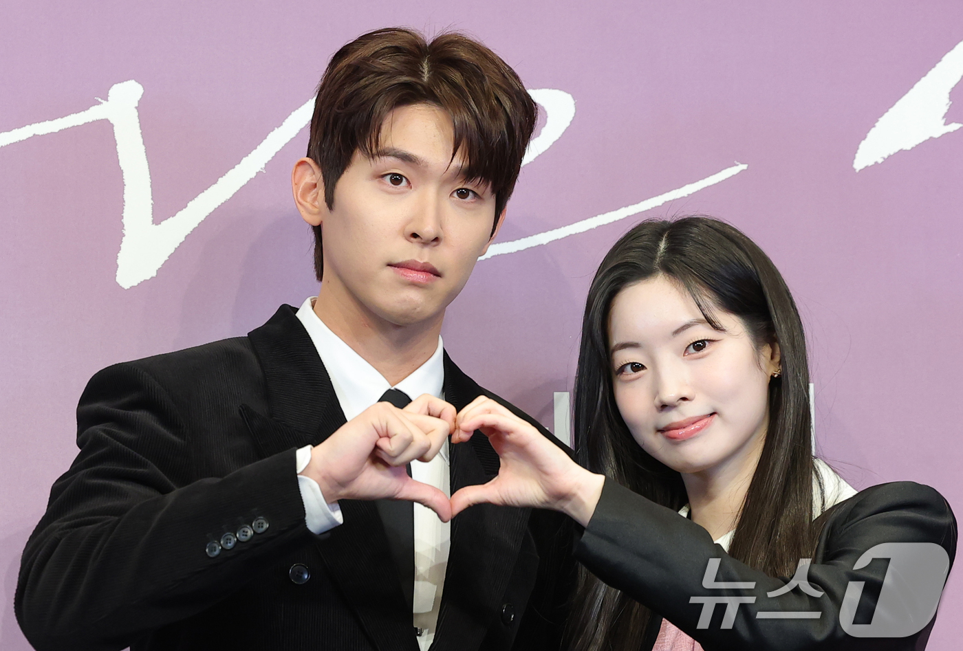 (서울=뉴스1) 권현진 기자 = 배우 이시우와 트와이스 다현(오른쪽)이 18일 서울 구로구 더 링크 서울 트리뷰트 포트폴리오 호텔에서 열린 JTBC 새 금요시리즈 ‘러브 미’ 제작 …