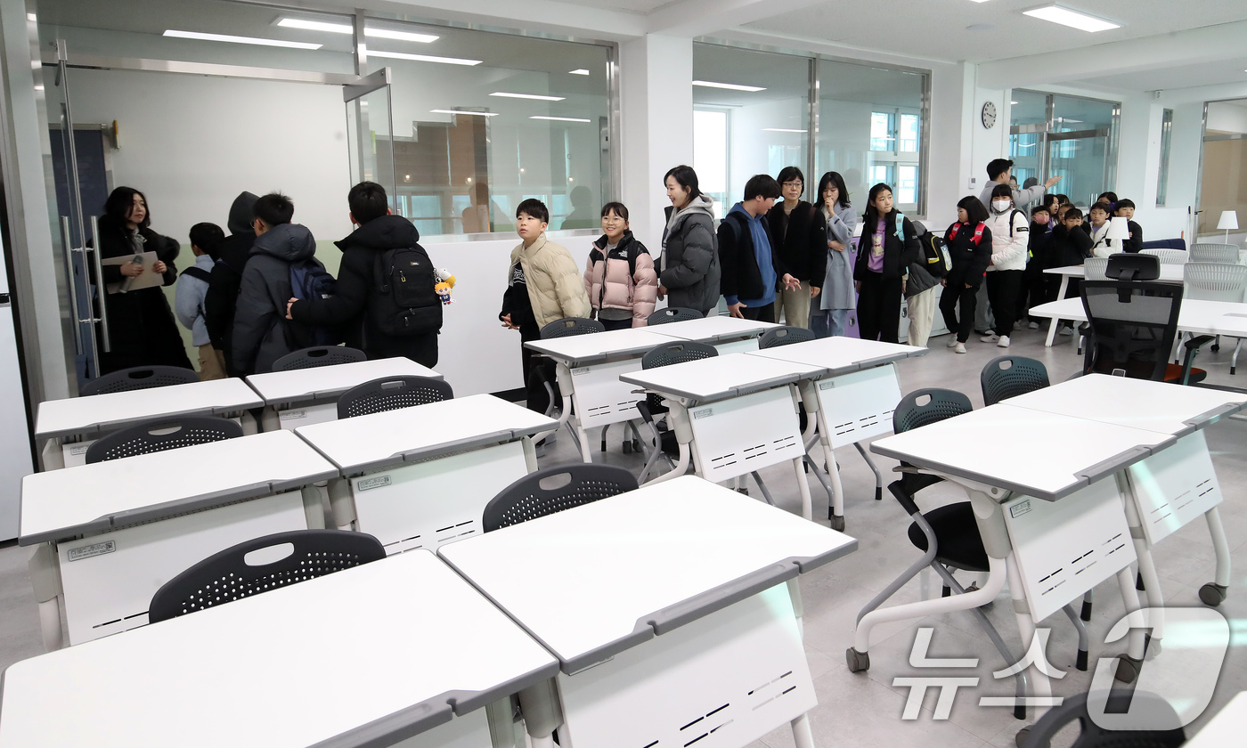 (부산=뉴스1) 윤일지 기자 = 18일 부산 사상구 감전초등학교에서 '감전초·괘법초 만남의 날' 행사가 열린 가운데 괘법초 학생들이 선생님의 안내를 받아 학교를 견학하고 있다.저출 …