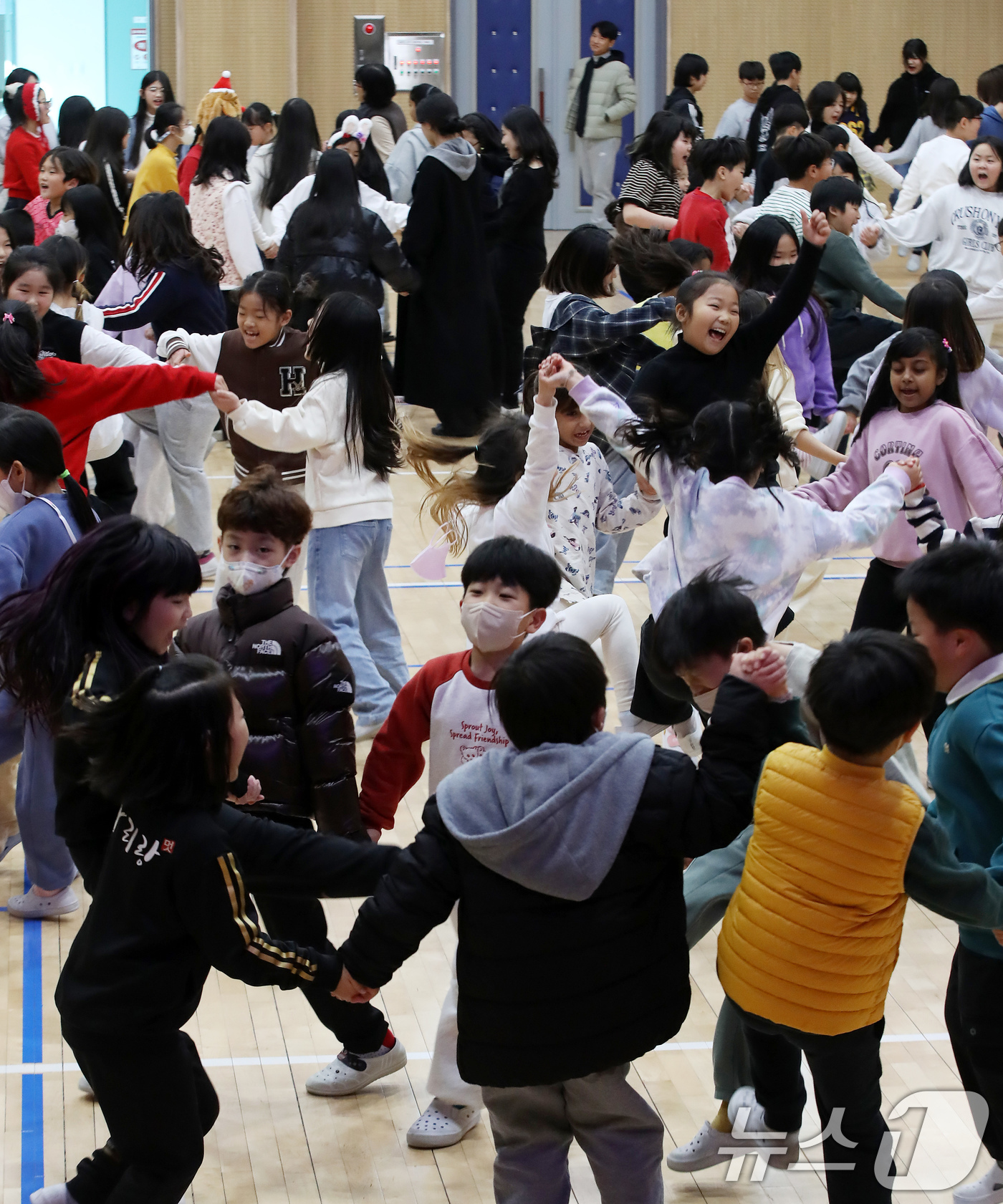 (부산=뉴스1) 윤일지 기자 = 18일 부산 사상구 감전초등학교에서 열린 '감전초·괘법초 만남의 날' 행사에서 괘법초 학생들과 감전초 학생들이 레크레이션을 하고 있다.저출생으로 인 …
