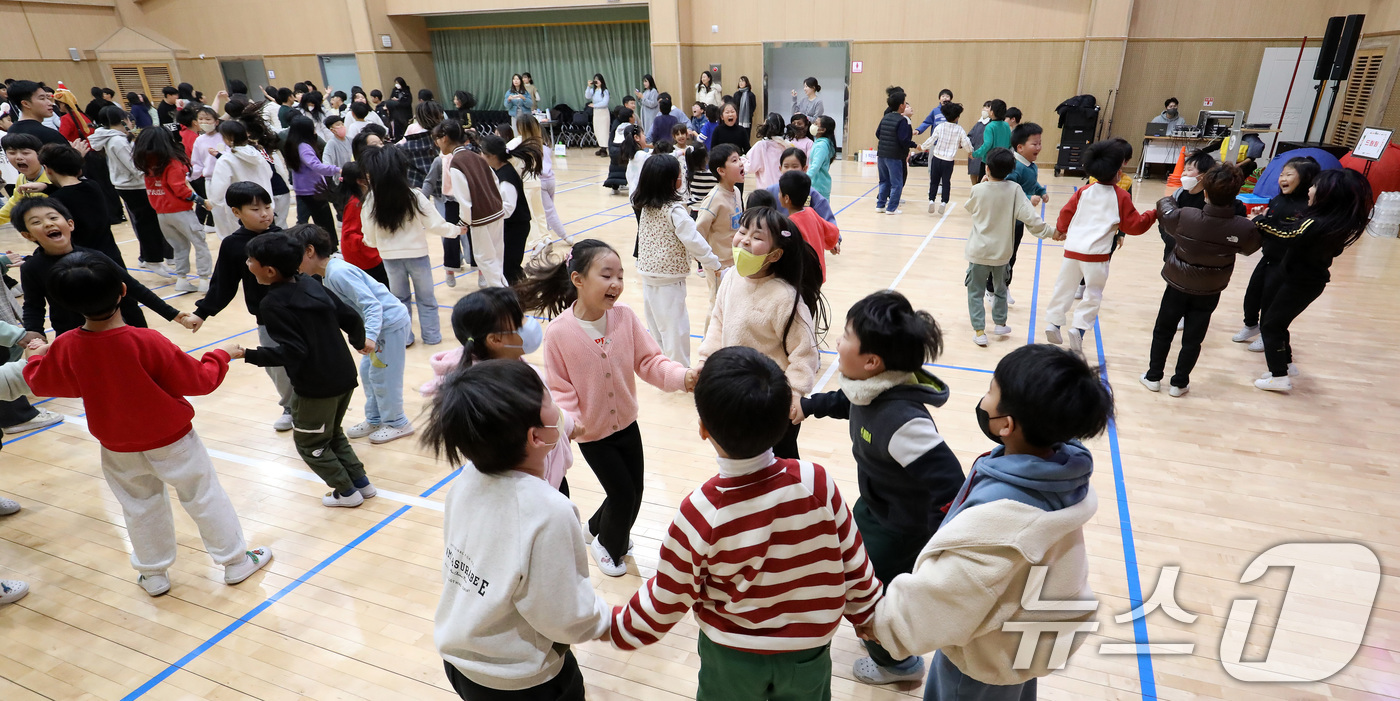 (부산=뉴스1) 윤일지 기자 = 18일 부산 사상구 감전초등학교에서 열린 '감전초·괘법초 만남의 날' 행사에서 괘법초 학생들과 감전초 학생들이 레크레이션을 하고 있다.저출생으로 인 …