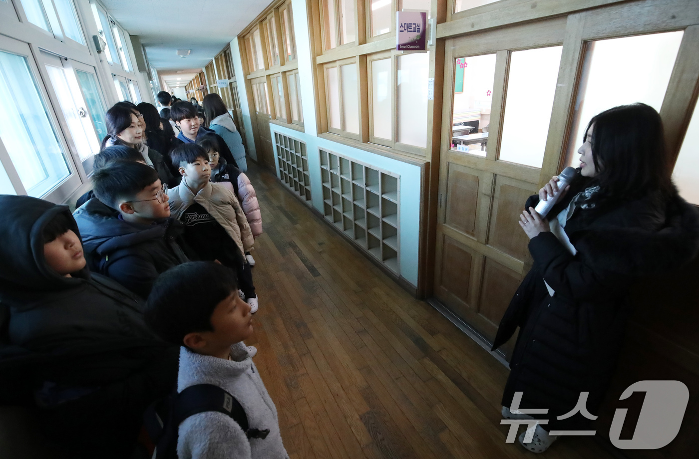 (부산=뉴스1) 윤일지 기자 = 18일 부산 사상구 감전초등학교에서 '감전초·괘법초 만남의 날' 행사가 열린 가운데 괘법초 학생들이 선생님의 안내를 받아 학교를 견학하고 있다.저출 …