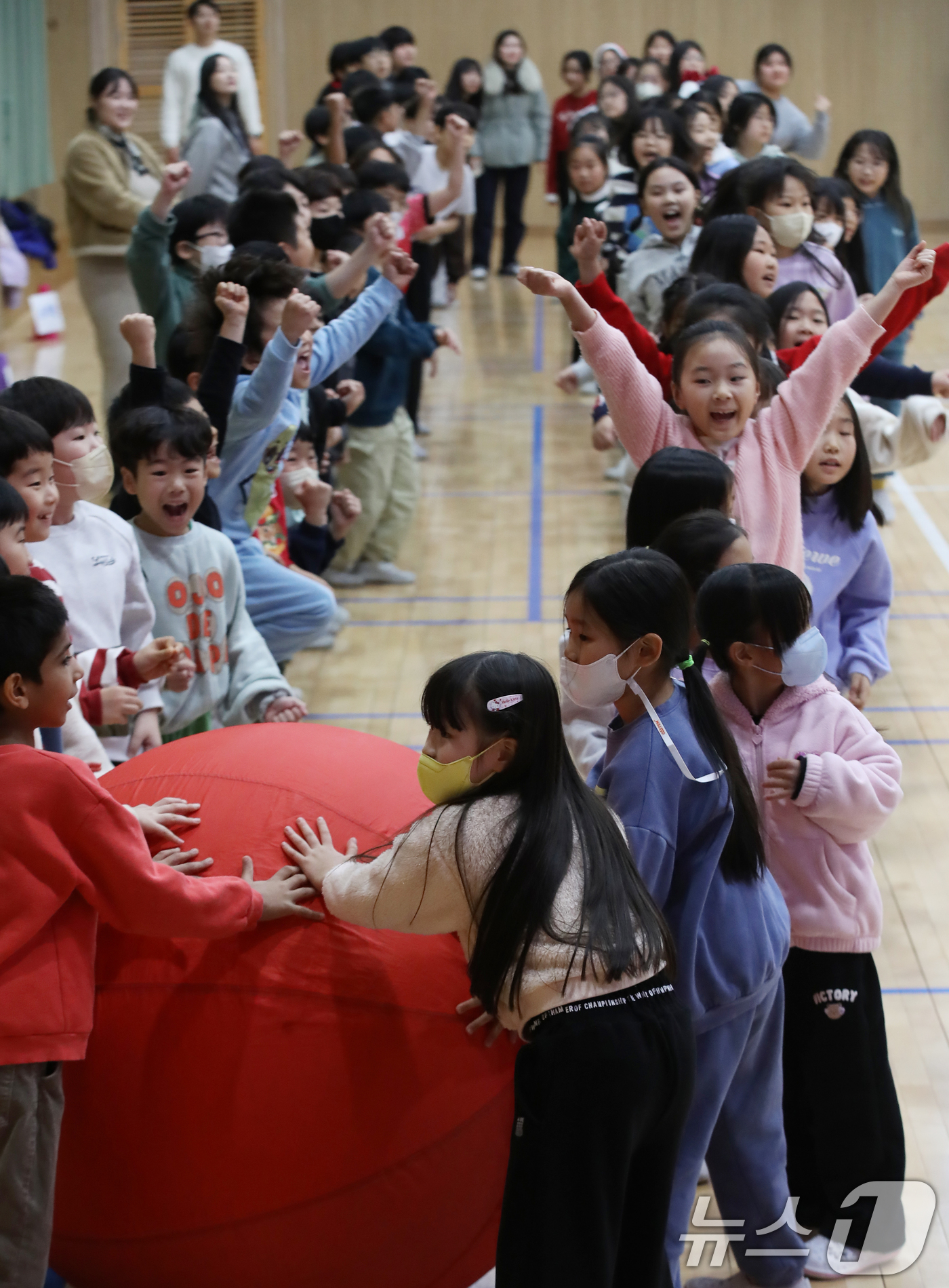 (부산=뉴스1) 윤일지 기자 = 18일 부산 사상구 감전초등학교에서 열린 '감전초·괘법초 만남의 날' 행사에서 괘법초 학생들과 감전초 학생들이 지구패스 게임을 즐기며 기뻐하고 있다 …