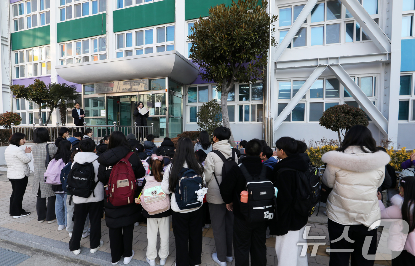 (부산=뉴스1) 윤일지 기자 = 18일 부산 사상구 감전초등학교에서 '감전초·괘법초 만남의 날' 행사가 열린 가운데 괘법초 학생들이 선생님의 안내를 받아 학교를 견학하고 있다.저출 …