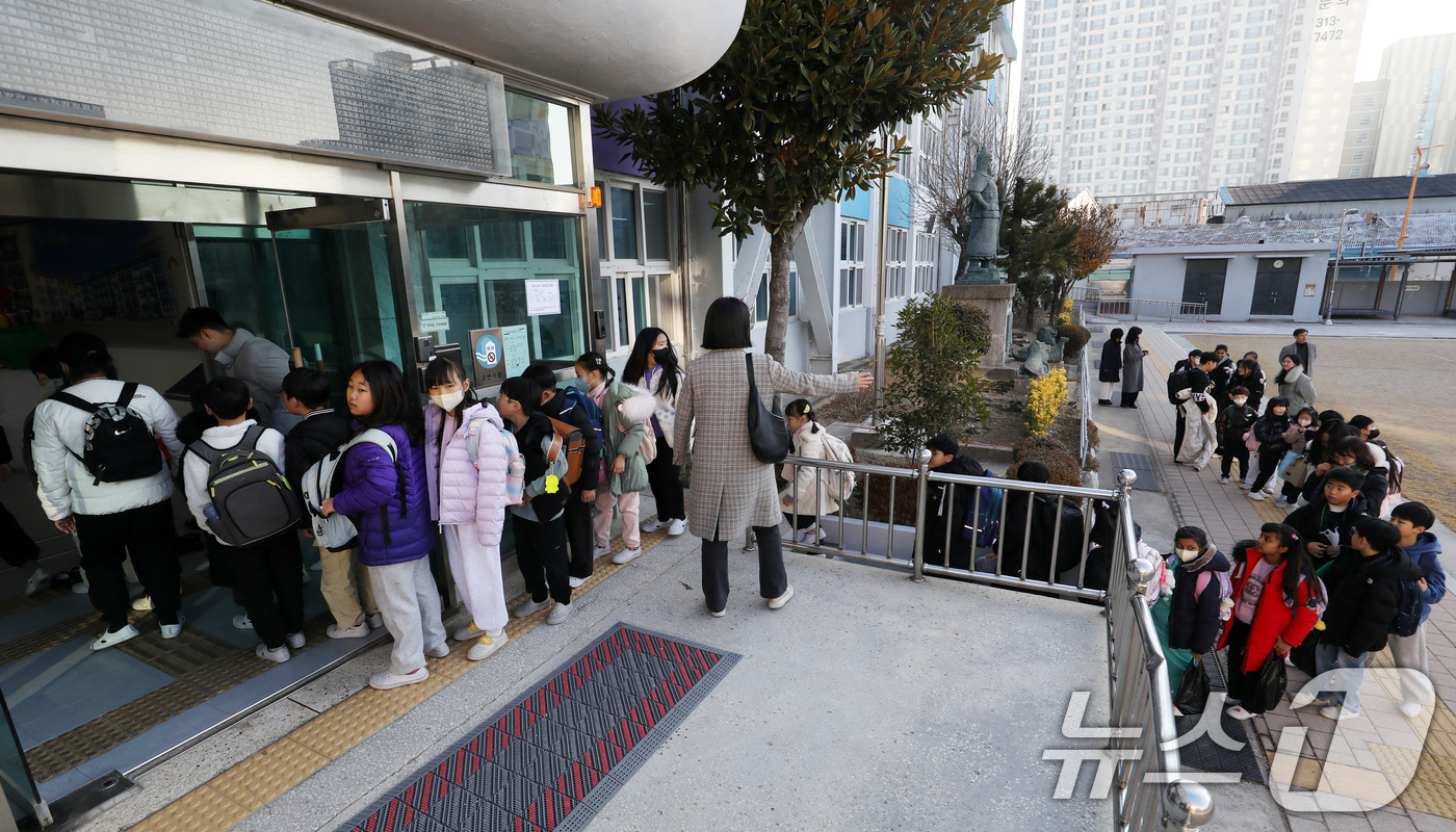 (부산=뉴스1) 윤일지 기자 = 18일 부산 사상구 감전초등학교에서 '감전초·괘법초 만남의 날' 행사가 열린 가운데 괘법초 학생들이 선생님의 안내를 받아 학교를 견학하고 있다.저출 …
