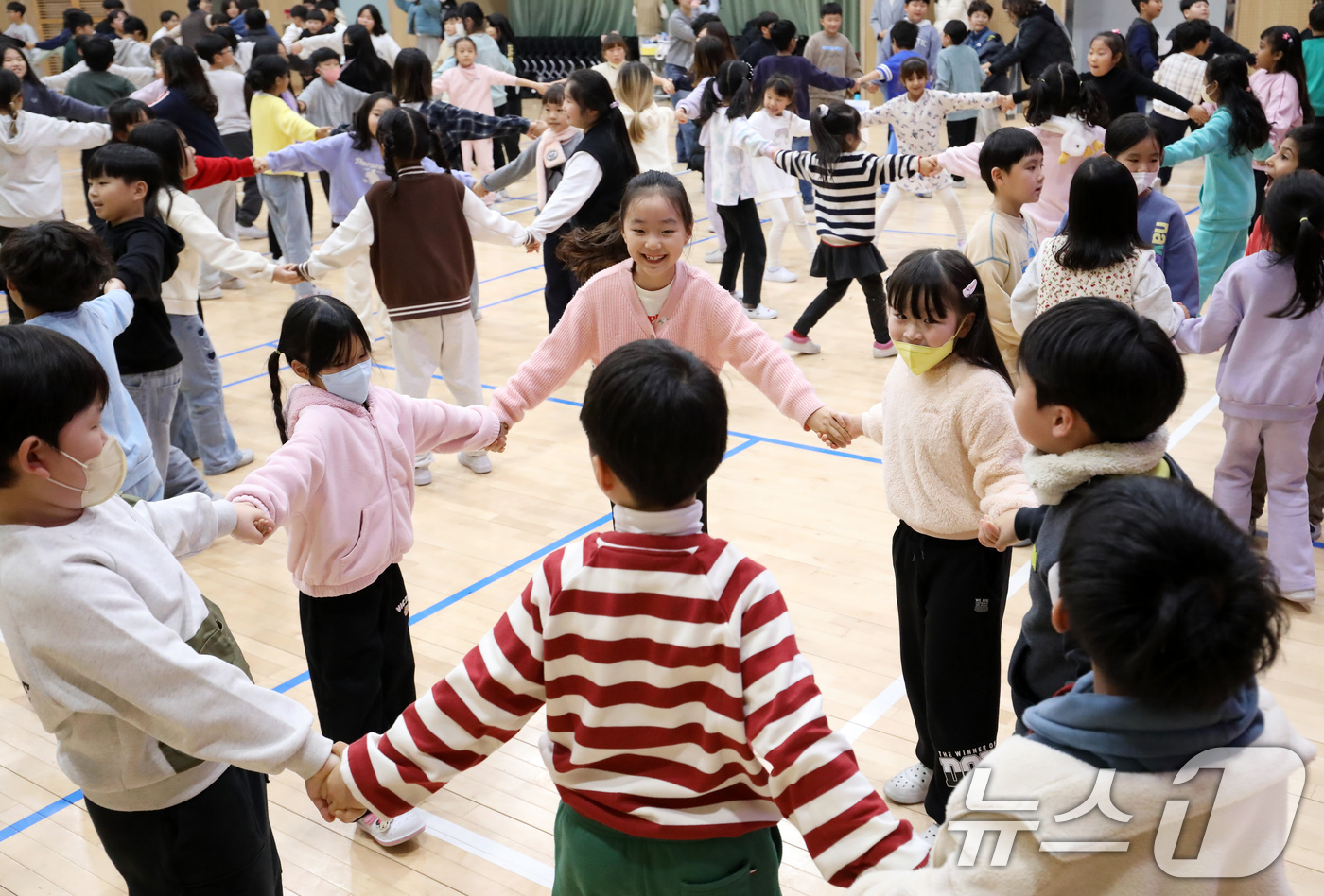 (부산=뉴스1) 윤일지 기자 = 18일 부산 사상구 감전초등학교에서 열린 '감전초·괘법초 만남의 날' 행사에서 괘법초 학생들과 감전초 학생들이 레크레이션을 하고 있다.저출생으로 인 …