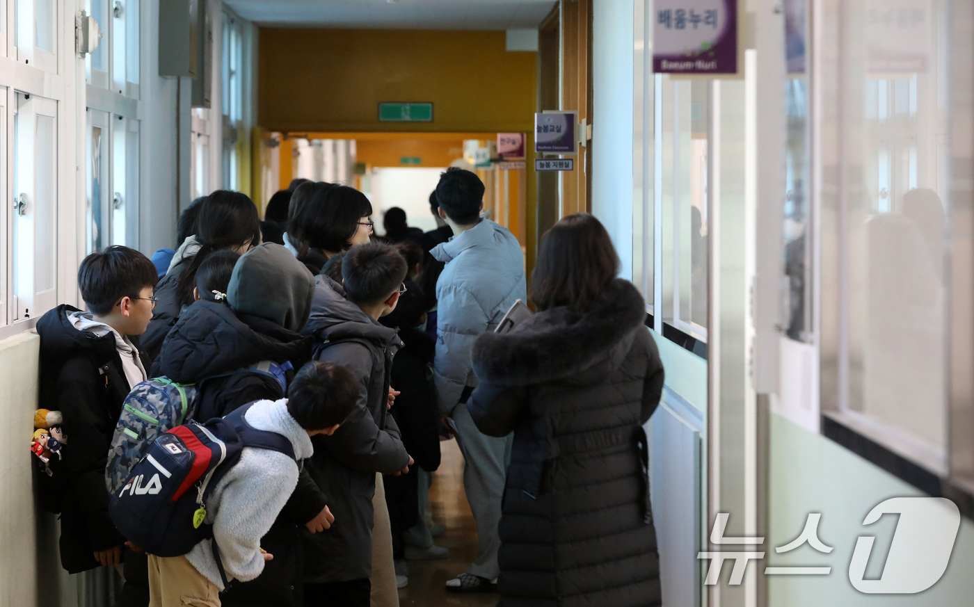 (부산=뉴스1) 윤일지 기자 = 18일 부산 사상구 감전초등학교에서 '감전초·괘법초 만남의 날' 행사가 열린 가운데 괘법초 학생들이 선생님의 안내를 받아 학교를 견학하고 있다.저출 …