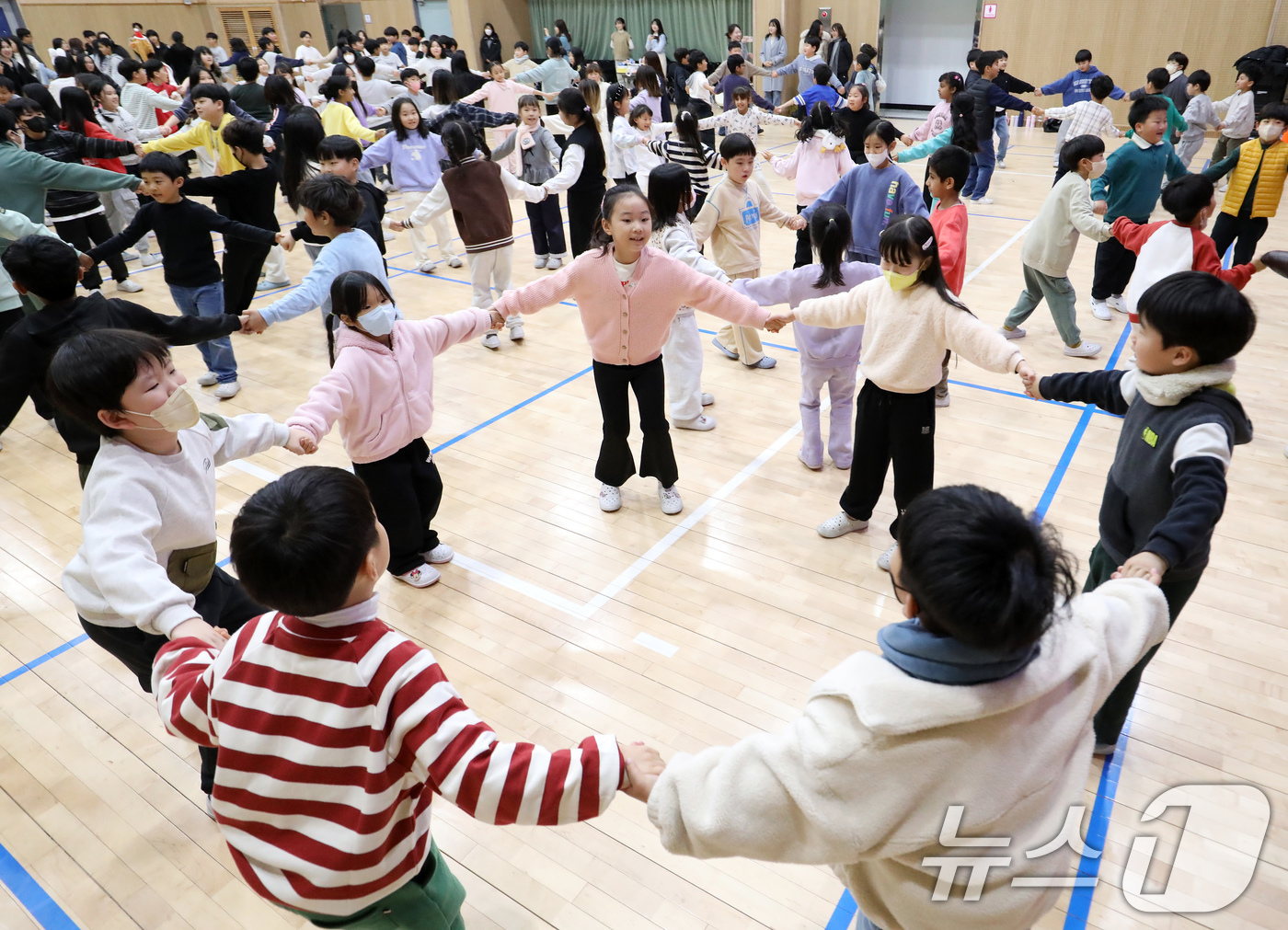 (부산=뉴스1) 윤일지 기자 = 18일 부산 사상구 감전초등학교에서 열린 '감전초·괘법초 만남의 날' 행사에서 괘법초 학생들과 감전초 학생들이 레크레이션을 하고 있다.저출생으로 인 …