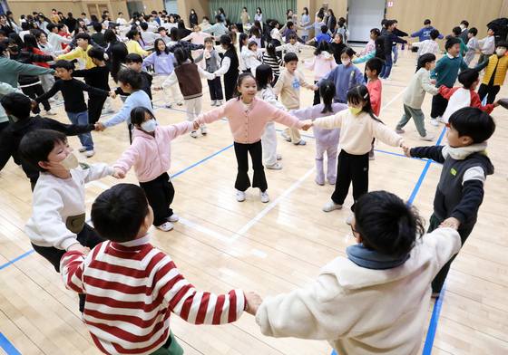 손에 손 잡는 감전초·괘법초 학생들