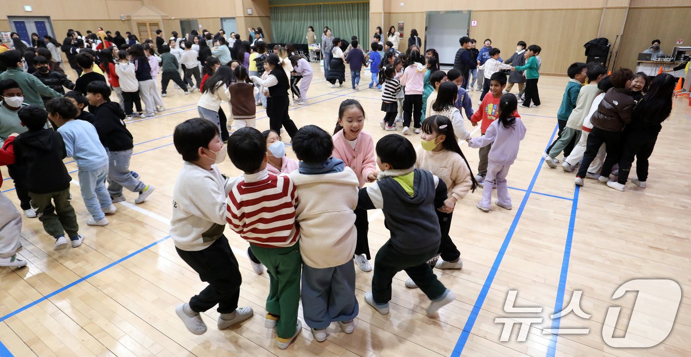 (부산=뉴스1) 윤일지 기자 = 18일 부산 사상구 감전초등학교에서 열린 '감전초·괘법초 만남의 날' 행사에서 괘법초 학생들과 감전초 학생들이 레크레이션을 하고 있다.저출생으로 인 …