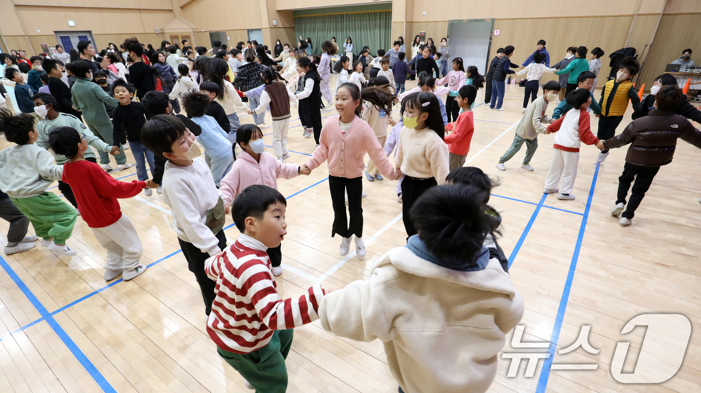 (부산=뉴스1) 윤일지 기자 = 18일 부산 사상구 감전초등학교에서 열린 '감전초·괘법초 만남의 날' 행사에서 괘법초 학생들과 감전초 학생들이 레크레이션을 하고 있다.저출생으로 인 …