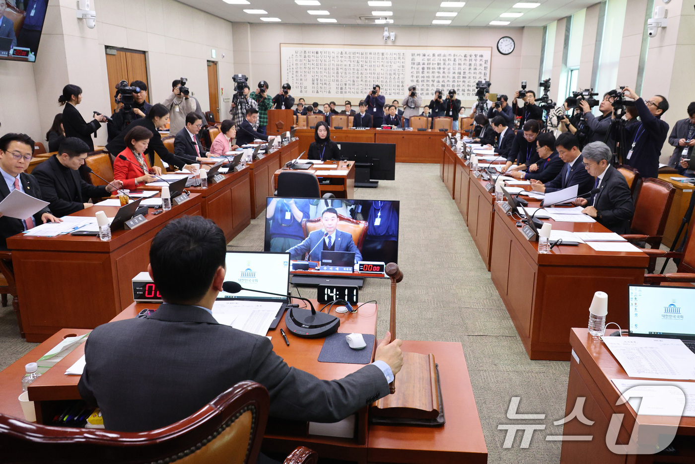 (서울=뉴스1) 신웅수 기자 = 김용민 위원장 직무대행이 18일 서울 여의도 국회에서 열린 법제사법위원회 전체회의에서 안건을 상정하고 있다.  2025.12.18/뉴스1