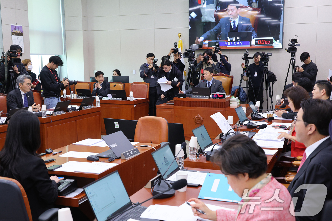 (서울=뉴스1) 신웅수 기자 = 김용민 위원장 직무대행이 18일 서울 여의도 국회에서 열린 법제사법위원회 전체회의에서 안건을 상정하고 있다.  2025.12.18/뉴스1
