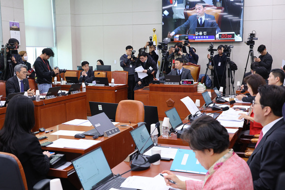 안건 상정하는 김용민 위원장 직무대행