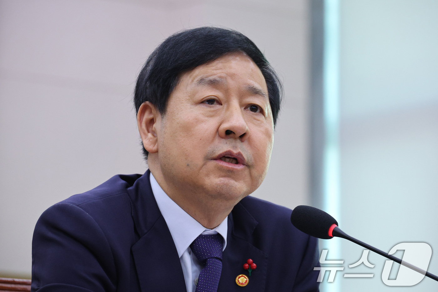 (서울=뉴스1) 신웅수 기자 = 구윤철 경제부총리 겸 기획재정부 장관이 18일 서울 여의도 국회에서 열린 법제사법위원회 전체회의에서 의원 질의에 답변하고 있다.  2025.12.1 …